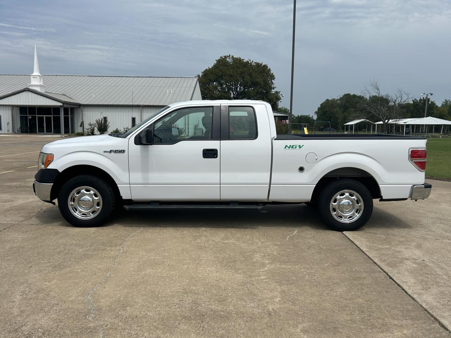 2014 White /Gray Ford F-150 XLT SuperCab 8-ft. Bed 2WD (1FTEX1CMXEK) with an 3.7L V6 DOHC 24V engine, 6-Speed Automatic transmission, located at 17760 Hwy 62, Morris, OK, 74445, (918) 733-4887, 35.609104, -95.877060 - 2014 FORD F-150 XL SUPERCAB 8-ft. BED 2WD 3.7L V6 FEATURES KEYLESS REMOTE ENTRY, POWER LOCKS, POWER WINDOWS, AM/FM STEREO, SIRIUS XM STEREO, CD PLAYER, AUXILLARY PORT, CRUISE CONTROL, TRACTION CONTROL, MULTI-FUNCTIONING STEERING WHEEL CONTROLS. HAS 78,392 MILES WITH 235/75R17 TIRES. CLEAN TITLE AND - Photo#6