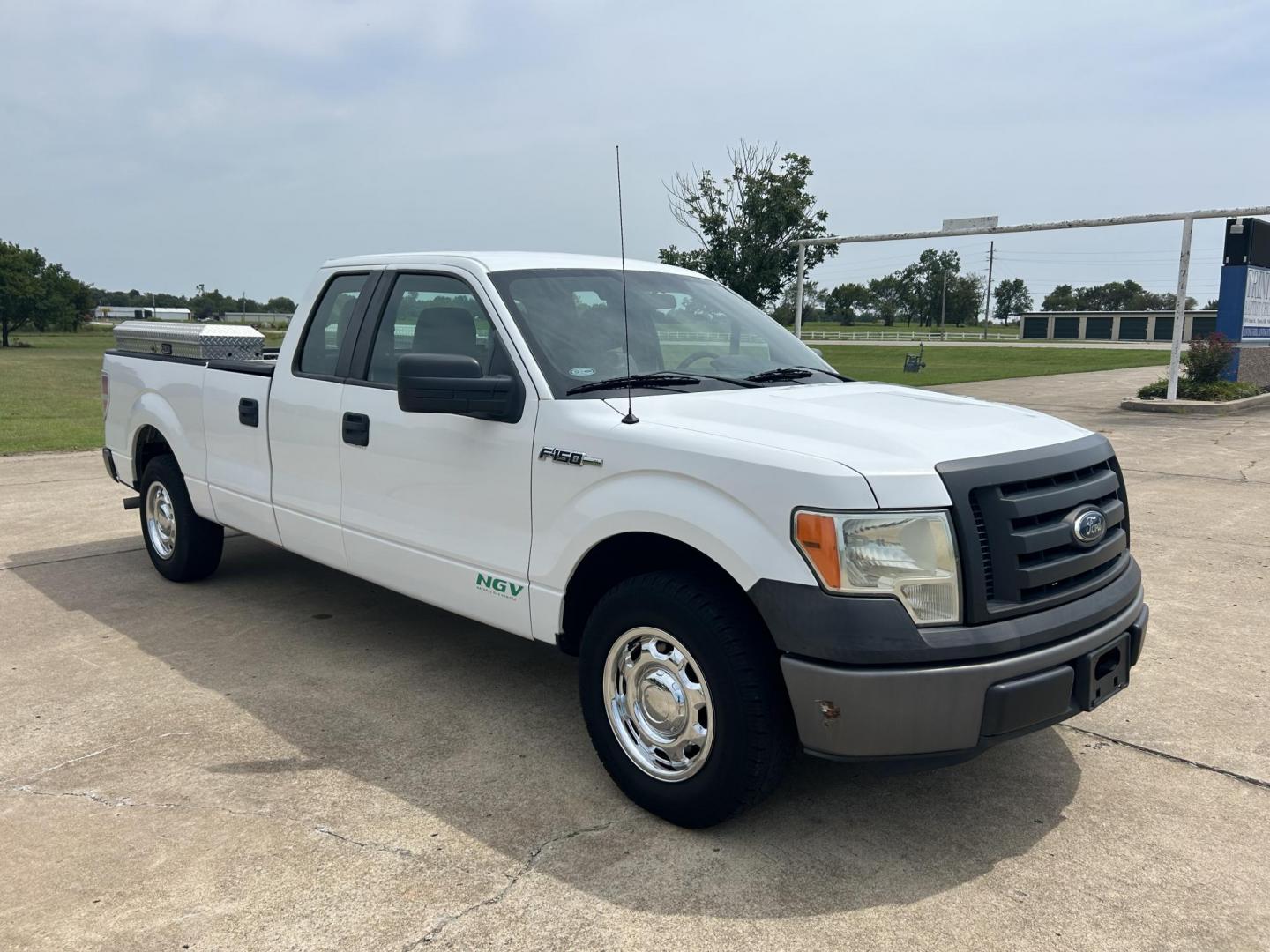 2011 /Gray Ford F-150 SuperCab 6.5-ft. Bed 2WD (1FTVX1CFXBK) with an 5.0L V8 engine, 4-Speed Automatic transmission, located at 17760 Hwy 62, Morris, OK, 74445, (918) 733-4887, 35.609104, -95.877060 - Photo#0