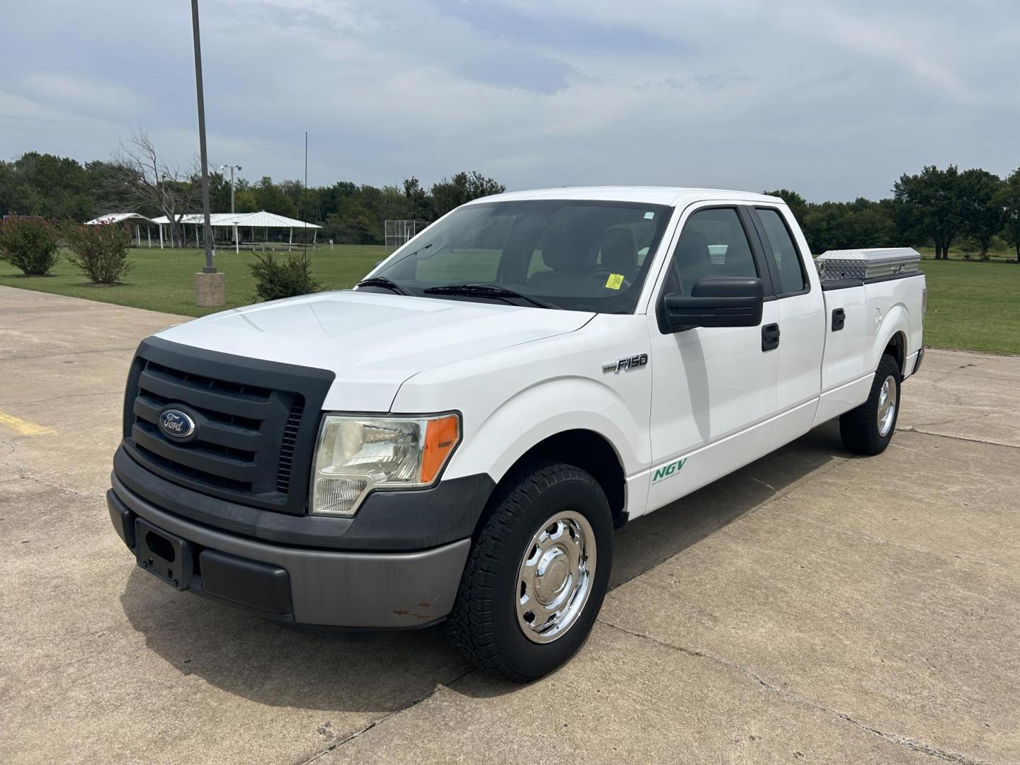 2011 /Gray Ford F-150 SuperCab 6.5-ft. Bed 2WD (1FTVX1CFXBK) with an 5.0L V8 engine, 4-Speed Automatic transmission, located at 17760 Hwy 62, Morris, OK, 74445, (918) 733-4887, 35.609104, -95.877060 - Photo#1