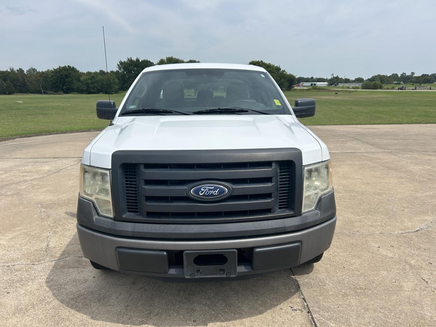 2011 /Gray Ford F-150 SuperCab 6.5-ft. Bed 2WD (1FTVX1CFXBK) with an 5.0L V8 engine, 4-Speed Automatic transmission, located at 17760 Hwy 62, Morris, OK, 74445, (918) 733-4887, 35.609104, -95.877060 - Photo#2