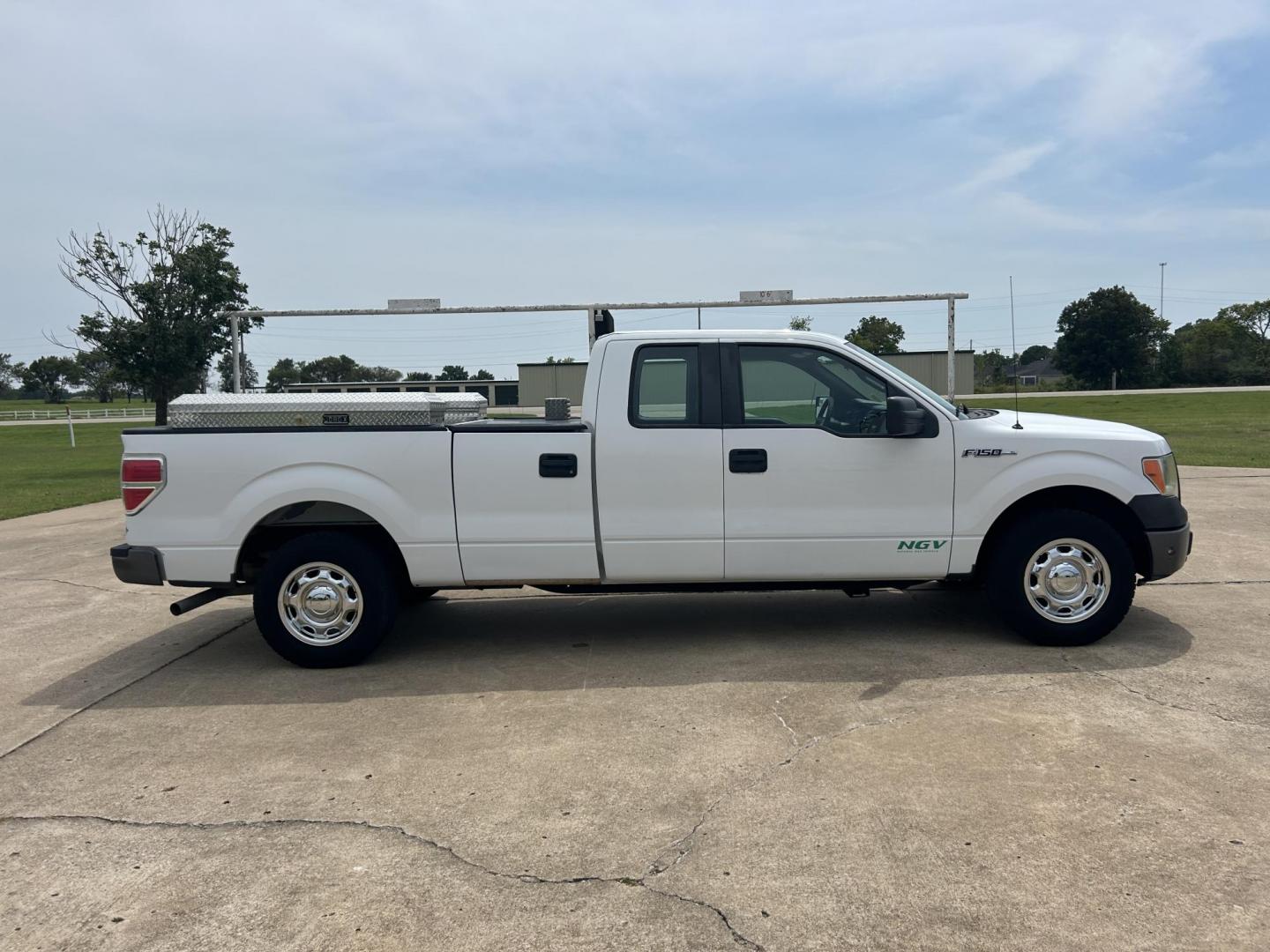 2011 /Gray Ford F-150 SuperCab 6.5-ft. Bed 2WD (1FTVX1CFXBK) with an 5.0L V8 engine, 4-Speed Automatic transmission, located at 17760 Hwy 62, Morris, OK, 74445, (918) 733-4887, 35.609104, -95.877060 - Photo#3