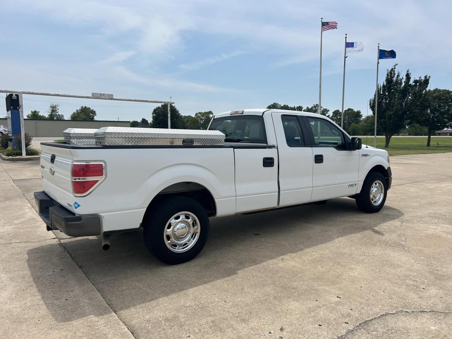 2011 /Gray Ford F-150 SuperCab 6.5-ft. Bed 2WD (1FTVX1CFXBK) with an 5.0L V8 engine, 4-Speed Automatic transmission, located at 17760 Hwy 62, Morris, OK, 74445, (918) 733-4887, 35.609104, -95.877060 - Photo#4