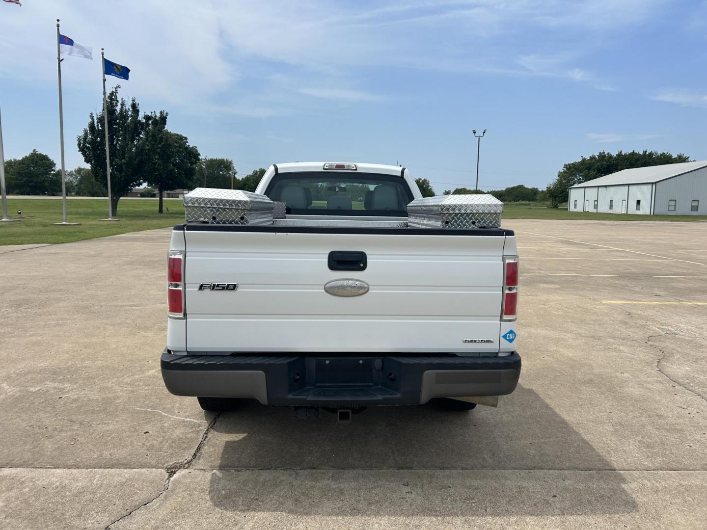 2011 /Gray Ford F-150 SuperCab 6.5-ft. Bed 2WD (1FTVX1CFXBK) with an 5.0L V8 engine, 4-Speed Automatic transmission, located at 17760 Hwy 62, Morris, OK, 74445, (918) 733-4887, 35.609104, -95.877060 - Photo#5