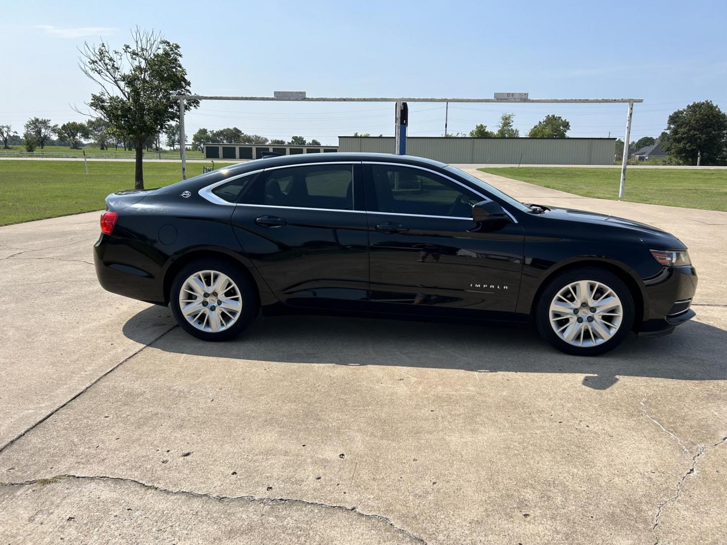 2016 /Gray Chevrolet Impala CNG 2FL (2G11Y5SNXG9) with an 3.6L V6 DOHC 24V CNG engine, 6A transmission, located at 17760 Hwy 62, Morris, OK, 74445, (918) 733-4887, 35.609104, -95.877060 - 2016 CHEVY IMPALA HAS THE 3.6 V6 ENGINE AND IS FWD. THE IMPALA IS A BI-FUEL CAR THAT RUNS ON BOTH CNG (COMPRESSED NATUAL GAS) OR GASOLINE. THIS CAR FEATURES KEYLESS REMOTE START, KEYLESS REMOTE ENTRY, POWER LOCKS, POWER WINDOWS, POWER SEATS, POWER MIRRORS, AM/FM STEREO, CLOTH SEATS, BACK UP CAMERA, - Photo#3