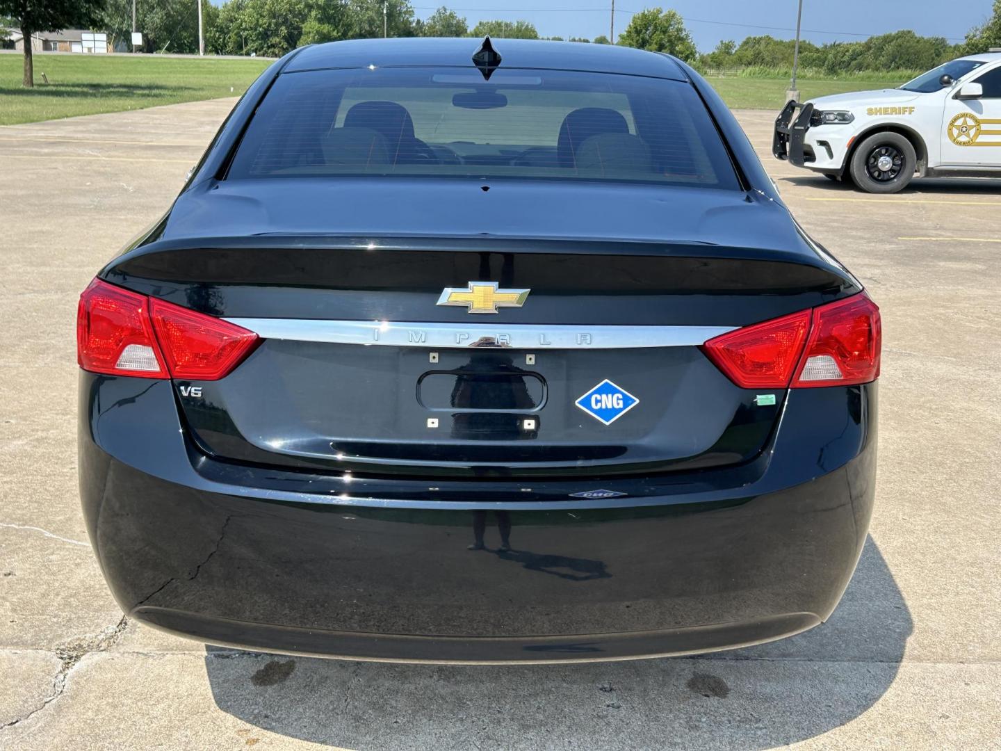 2016 /Gray Chevrolet Impala CNG 2FL (2G11Y5SNXG9) with an 3.6L V6 DOHC 24V CNG engine, 6A transmission, located at 17760 Hwy 62, Morris, OK, 74445, (918) 733-4887, 35.609104, -95.877060 - 2016 CHEVY IMPALA HAS THE 3.6 V6 ENGINE AND IS FWD. THE IMPALA IS A BI-FUEL CAR THAT RUNS ON BOTH CNG (COMPRESSED NATUAL GAS) OR GASOLINE. THIS CAR FEATURES KEYLESS REMOTE START, KEYLESS REMOTE ENTRY, POWER LOCKS, POWER WINDOWS, POWER SEATS, POWER MIRRORS, AM/FM STEREO, CLOTH SEATS, BACK UP CAMERA, - Photo#4