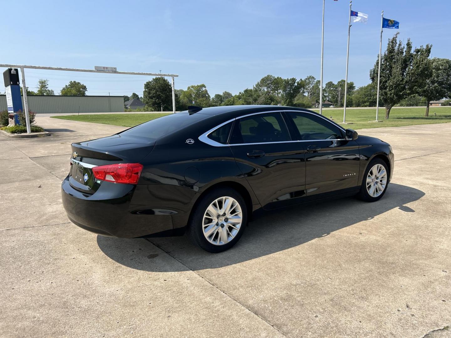 2016 /Gray Chevrolet Impala CNG 2FL (2G11Y5SNXG9) with an 3.6L V6 DOHC 24V CNG engine, 6A transmission, located at 17760 Hwy 62, Morris, OK, 74445, (918) 733-4887, 35.609104, -95.877060 - Photo#5