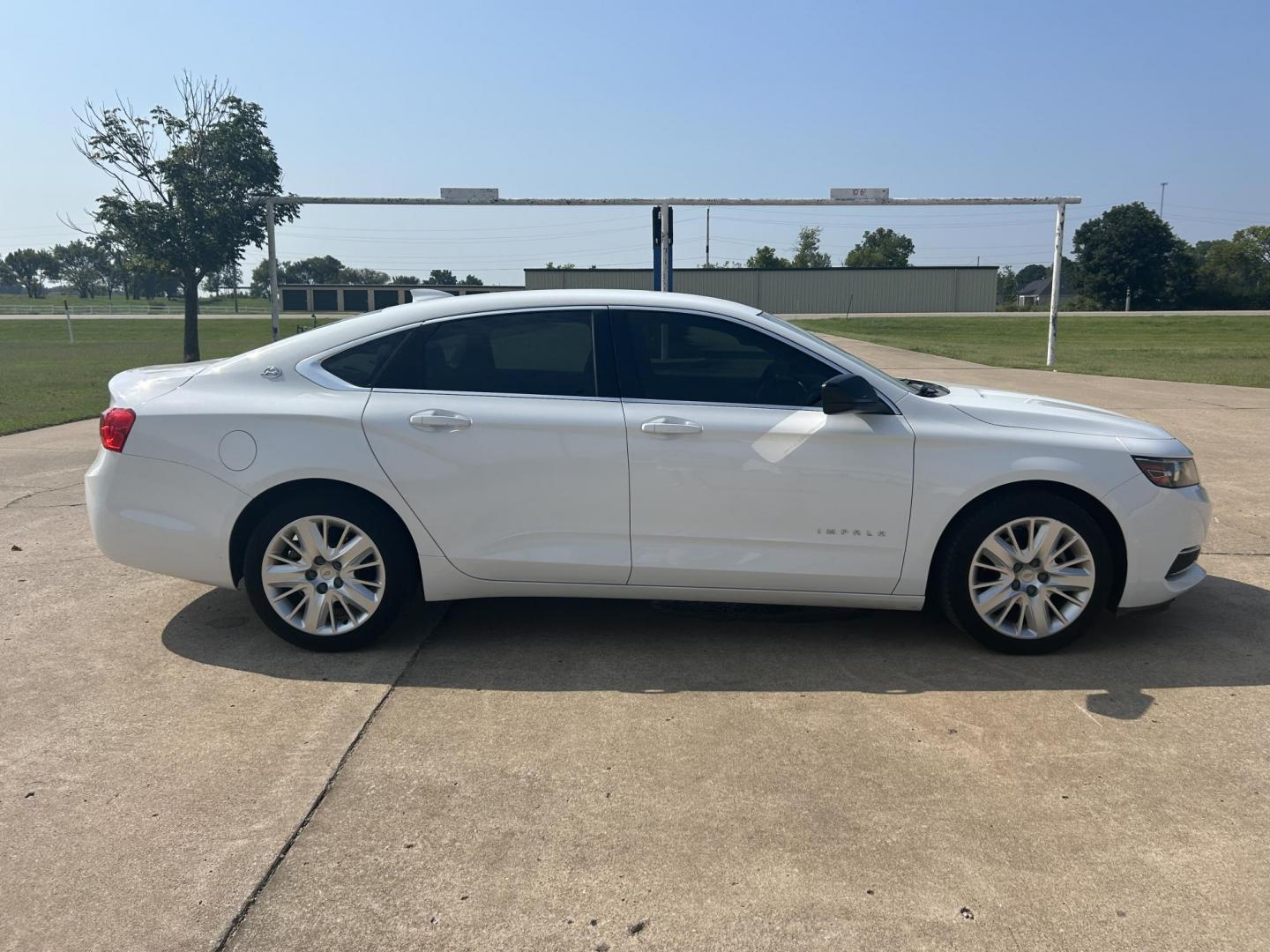 2016 /Gray Chevrolet Impala CNG 2FL (2G11Y5SN4G9) with an 3.6L V6 DOHC 24V CNG engine, 6A transmission, located at 17760 Hwy 62, Morris, OK, 74445, (918) 733-4887, 35.609104, -95.877060 - 2016 CHEVY IMPALA HAS THE 3.6 V6 ENGINE AND IS FWD. THE IMPALA IS A BI-FUEL CAR THAT RUNS ON BOTH CNG (COMPRESSED NATUAL GAS) OR GASOLINE. THIS CAR FEATURES KEYLESS REMOTE START, KEYLESS REMOTE ENTRY, POWER LOCKS, POWER WINDOWS, POWER SEATS, POWER MIRRORS, AM/FM STEREO, CLOTH SEATS, BACK UP CAMERA, - Photo#5