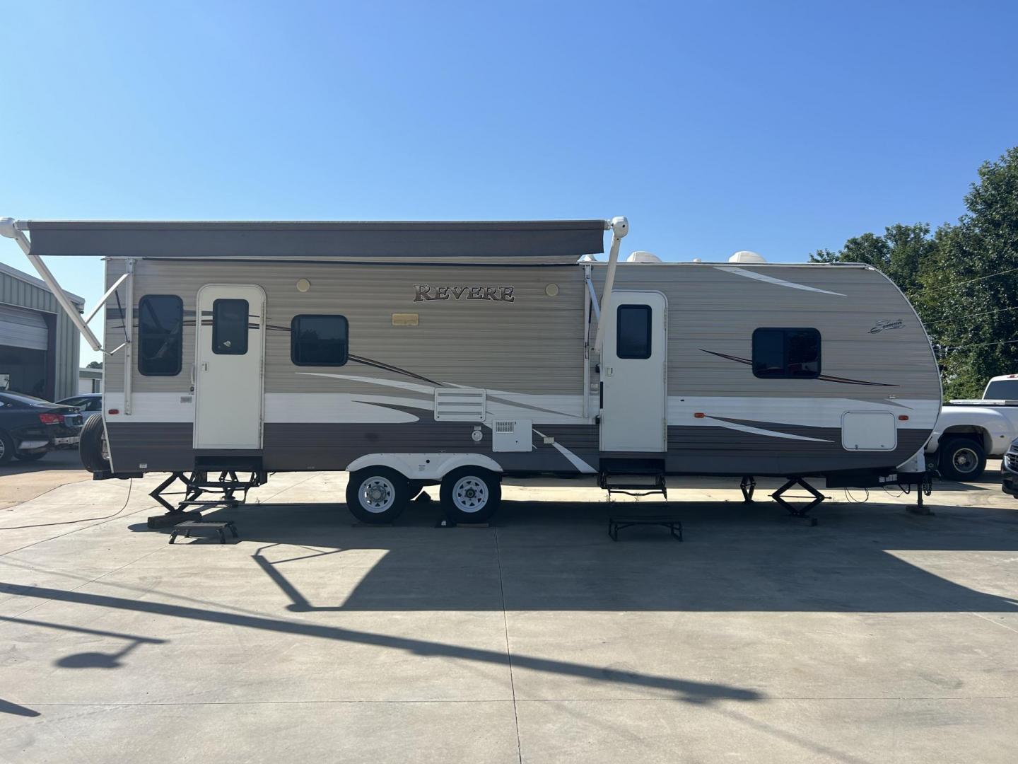 2018 /TAN Forest River Shasta Revere 27RL (5ZT2SHSB3JE) , located at 17760 Hwy 62, Morris, OK, 74445, 35.609104, -95.877060 - WE HAVE THE PERFECT CAMPER FOR YOU AND YOUR FAMILY A 2018 SHASTA REVERE 34FT. HAS A 17FT POWER AWNING. IN THE FRONT OF THE CAMPER YOU HAVE A QUEEN SIZED BED WITH STORAGE UNDERNEATH, OVERHEAD STORAGE, WARDROBE CLOSETS, CONNECTED TO THE BEDROOM IS THE BATHROOM WITH A STAND UP SHOWER, VANITY WITH MEDIC - Photo#1