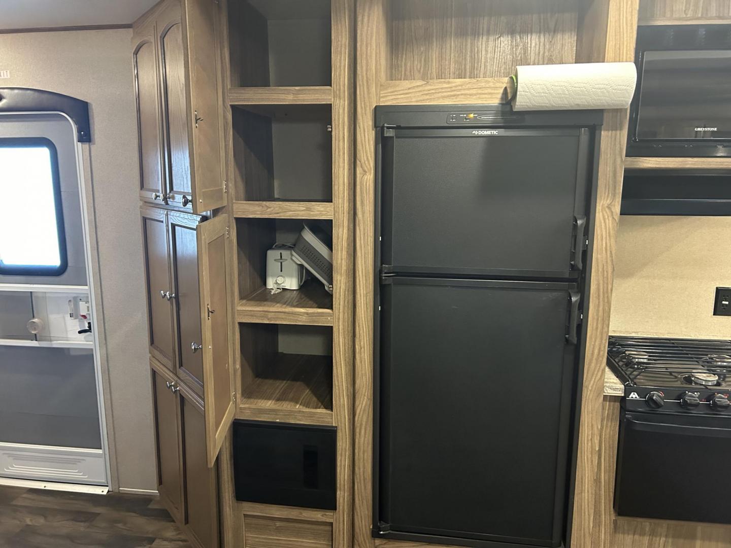 2018 /TAN Forest River Shasta Revere 27RL (5ZT2SHSB3JE) , located at 17760 Hwy 62, Morris, OK, 74445, 35.609104, -95.877060 - WE HAVE THE PERFECT CAMPER FOR YOU AND YOUR FAMILY A 2018 SHASTA REVERE 34FT. HAS A 17FT POWER AWNING. IN THE FRONT OF THE CAMPER YOU HAVE A QUEEN SIZED BED WITH STORAGE UNDERNEATH, OVERHEAD STORAGE, WARDROBE CLOSETS, CONNECTED TO THE BEDROOM IS THE BATHROOM WITH A STAND UP SHOWER, VANITY WITH MEDIC - Photo#15