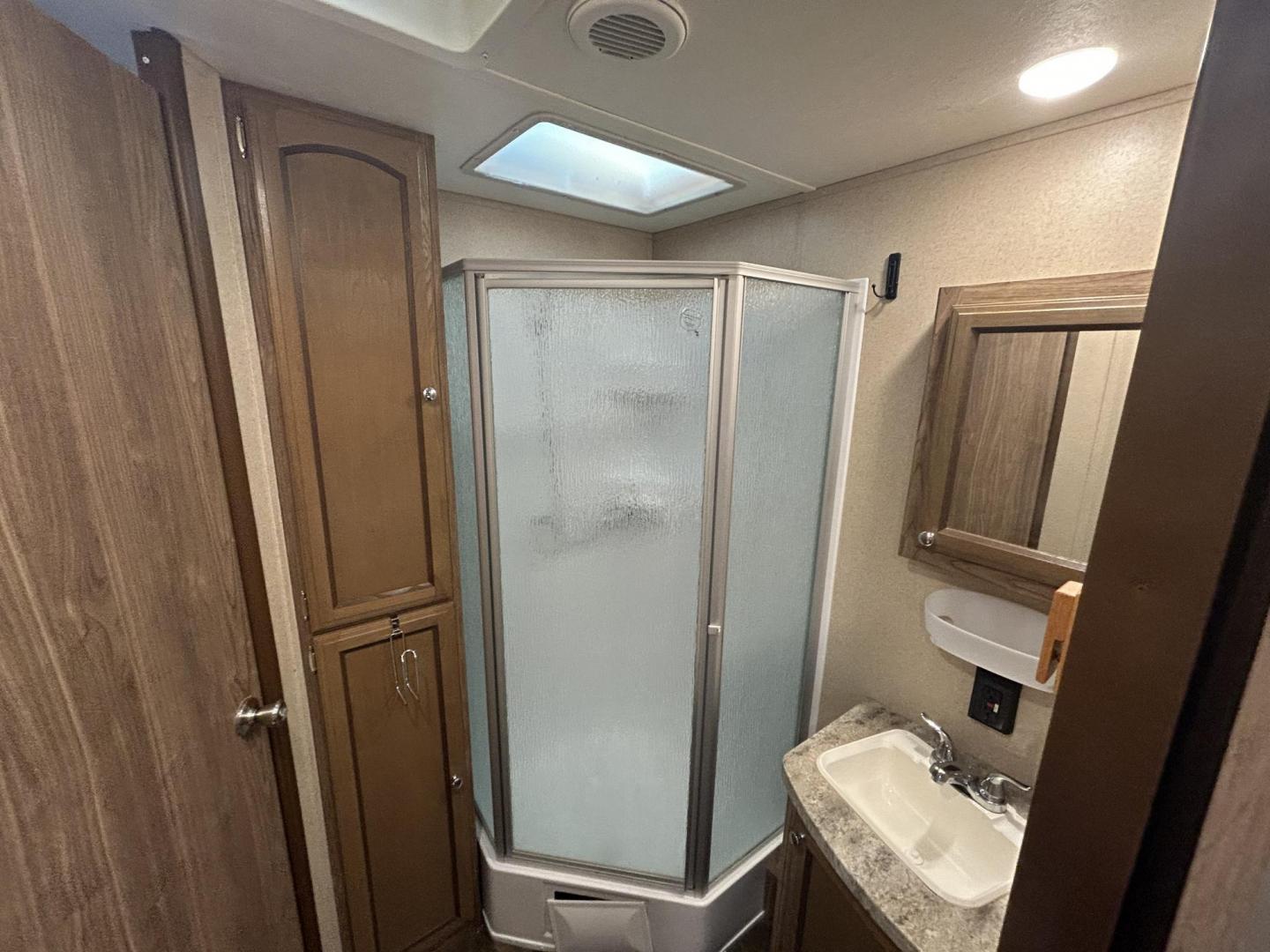 2018 /TAN Forest River Shasta Revere 27RL (5ZT2SHSB3JE) , located at 17760 Hwy 62, Morris, OK, 74445, 35.609104, -95.877060 - WE HAVE THE PERFECT CAMPER FOR YOU AND YOUR FAMILY A 2018 SHASTA REVERE 34FT. HAS A 17FT POWER AWNING. IN THE FRONT OF THE CAMPER YOU HAVE A QUEEN SIZED BED WITH STORAGE UNDERNEATH, OVERHEAD STORAGE, WARDROBE CLOSETS, CONNECTED TO THE BEDROOM IS THE BATHROOM WITH A STAND UP SHOWER, VANITY WITH MEDIC - Photo#22