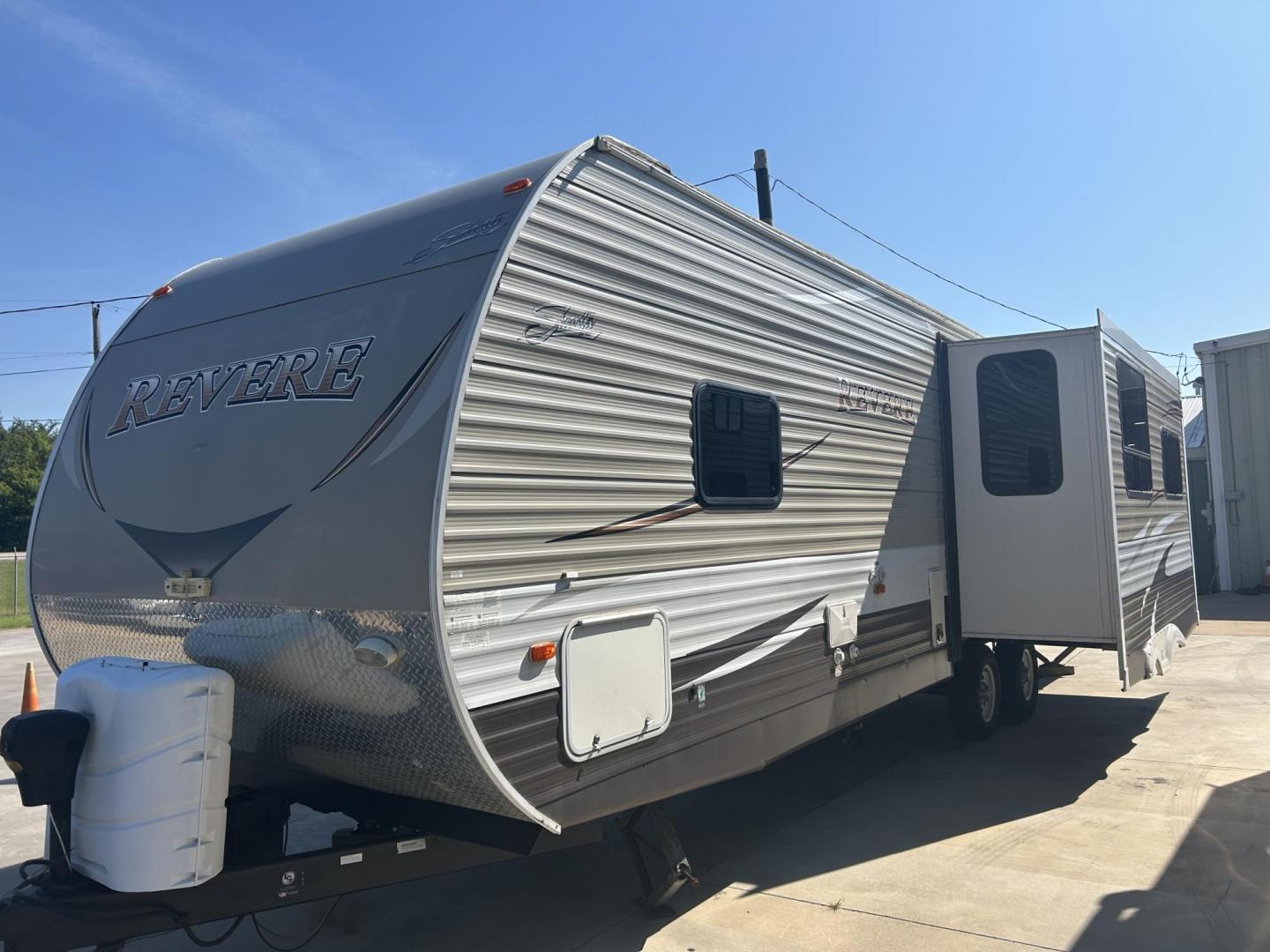 2018 /TAN Forest River Shasta Revere 27RL (5ZT2SHSB3JE) , located at 17760 Hwy 62, Morris, OK, 74445, 35.609104, -95.877060 - WE HAVE THE PERFECT CAMPER FOR YOU AND YOUR FAMILY A 2018 SHASTA REVERE 34FT. HAS A 17FT POWER AWNING. IN THE FRONT OF THE CAMPER YOU HAVE A QUEEN SIZED BED WITH STORAGE UNDERNEATH, OVERHEAD STORAGE, WARDROBE CLOSETS, CONNECTED TO THE BEDROOM IS THE BATHROOM WITH A STAND UP SHOWER, VANITY WITH MEDIC - Photo#4