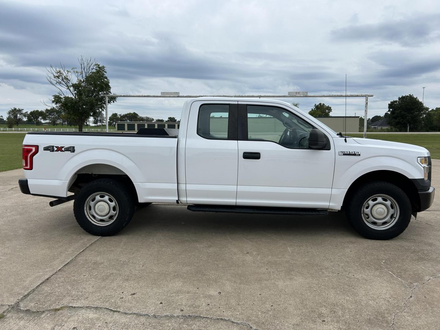 2016 /Gray Ford F-150 SuperCab 8-ft. 4WD (1FTFX1EF4GK) with an 5.0L V8 engine, 6A transmission, located at 17760 Hwy 62, Morris, OK, 74445, (918) 733-4887, 35.609104, -95.877060 - 2016 FORD F150 HAS A 5.0L V8 ENGINE AND IS 4WD. FEATURES KEYLESS ENTERY, LEATHER INTERIOR, POWER WINDOWS, POWER LOCKS, POWER MIRRORS, AM/FM RADIO, A/C, TRACTION CONTROL, AUXILIARY PORT, BACKUP CAMERA, TILT STEERING WHEEL. EQUIPPED WITH A BI-FUEL CNG FUEL SYSTEM. IT RUNS ON COMPRESSED NATURAL GAS OR - Photo#3