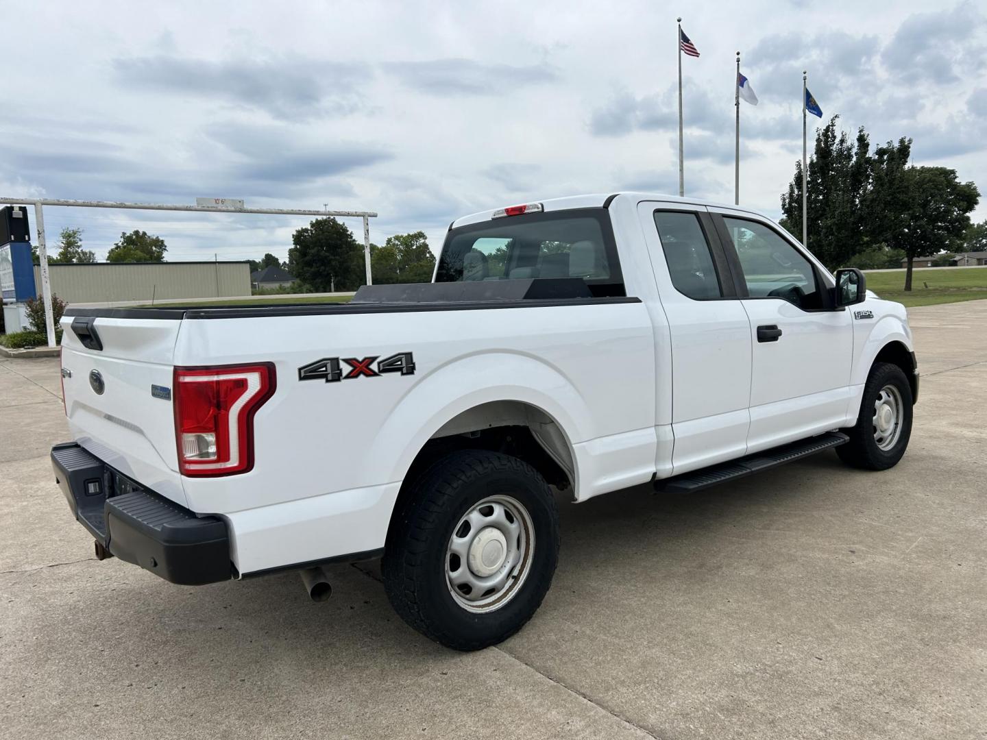 2016 /Gray Ford F-150 SuperCab 8-ft. 4WD (1FTFX1EF4GK) with an 5.0L V8 engine, 6A transmission, located at 17760 Hwy 62, Morris, OK, 74445, (918) 733-4887, 35.609104, -95.877060 - 2016 FORD F150 HAS A 5.0L V8 ENGINE AND IS 4WD. FEATURES KEYLESS ENTERY, LEATHER INTERIOR, POWER WINDOWS, POWER LOCKS, POWER MIRRORS, AM/FM RADIO, A/C, TRACTION CONTROL, AUXILIARY PORT, BACKUP CAMERA, TILT STEERING WHEEL. EQUIPPED WITH A BI-FUEL CNG FUEL SYSTEM. IT RUNS ON COMPRESSED NATURAL GAS OR - Photo#4