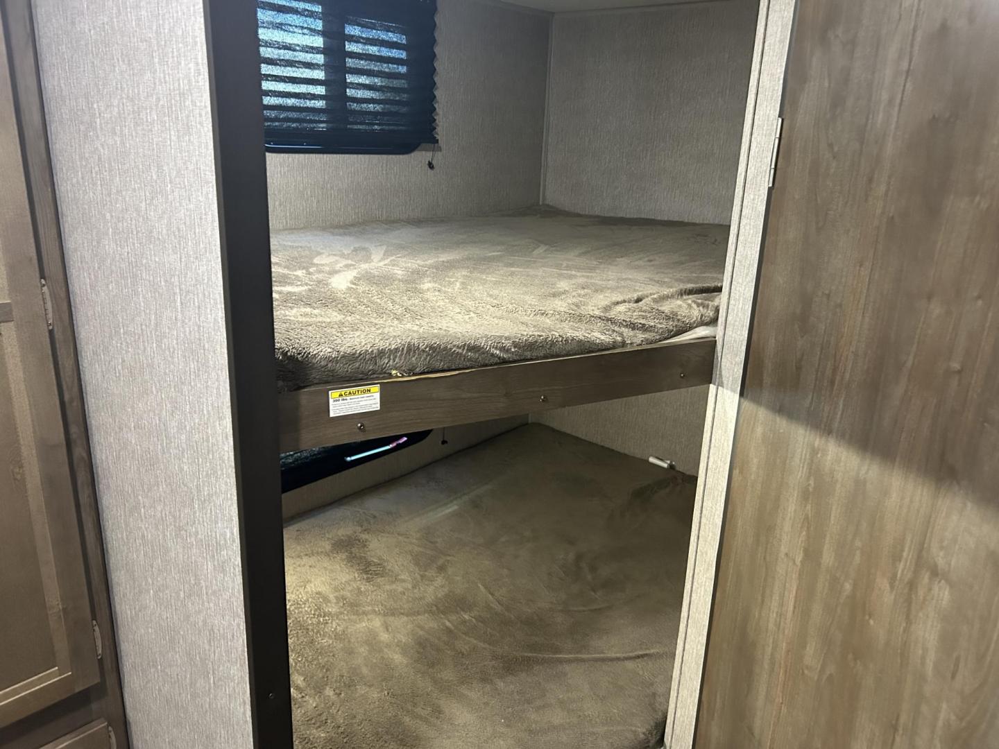 2019 Silver /TAN Keystone Unknown 262BH (4YDT26229KH) , located at 17760 Hwy 62, Morris, OK, 74445, 35.609104, -95.877060 - WE HAVE THE PERFECT CAMPER FOR YOU AND YOUR FAMILY TO ENJOY THE OUTDOORS, A 2019 OVERALL 30FT COLEMAN LANTERN. IN THE FRONT OF THE CAMPER YOU HAVE QUEEN SIZE BED WITH OVER HEAD STORAGE, SHIRT CLOSETS, IN THE MIDDLE YOU HAVE A LEATHER SOFA THAT FOLDS DOWN FOR ADDITIONAL SLEEPING, BOOTH STYLE DINETT - Photo#15