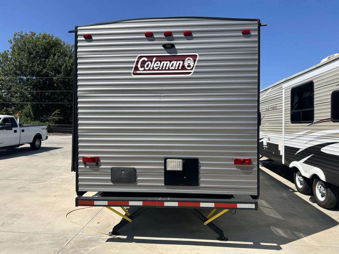 2019 Silver /TAN Keystone Unknown 262BH (4YDT26229KH) , located at 17760 Hwy 62, Morris, OK, 74445, 35.609104, -95.877060 - WE HAVE THE PERFECT CAMPER FOR YOU AND YOUR FAMILY TO ENJOY THE OUTDOORS, A 2019 OVERALL 30FT COLEMAN LANTERN. IN THE FRONT OF THE CAMPER YOU HAVE QUEEN SIZE BED WITH OVER HEAD STORAGE, SHIRT CLOSETS, IN THE MIDDLE YOU HAVE A LEATHER SOFA THAT FOLDS DOWN FOR ADDITIONAL SLEEPING, BOOTH STYLE DINETT - Photo#2