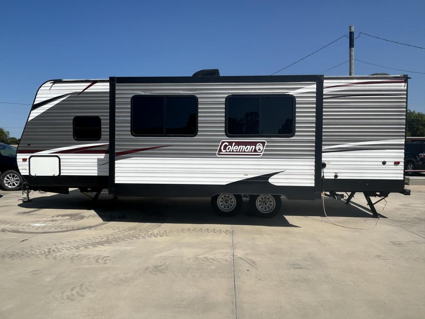 2019 Silver /TAN Keystone Unknown 262BH (4YDT26229KH) , located at 17760 Hwy 62, Morris, OK, 74445, 35.609104, -95.877060 - WE HAVE THE PERFECT CAMPER FOR YOU AND YOUR FAMILY TO ENJOY THE OUTDOORS, A 2019 OVERALL 30FT COLEMAN LANTERN. IN THE FRONT OF THE CAMPER YOU HAVE QUEEN SIZE BED WITH OVER HEAD STORAGE, SHIRT CLOSETS, IN THE MIDDLE YOU HAVE A LEATHER SOFA THAT FOLDS DOWN FOR ADDITIONAL SLEEPING, BOOTH STYLE DINETT - Photo#3