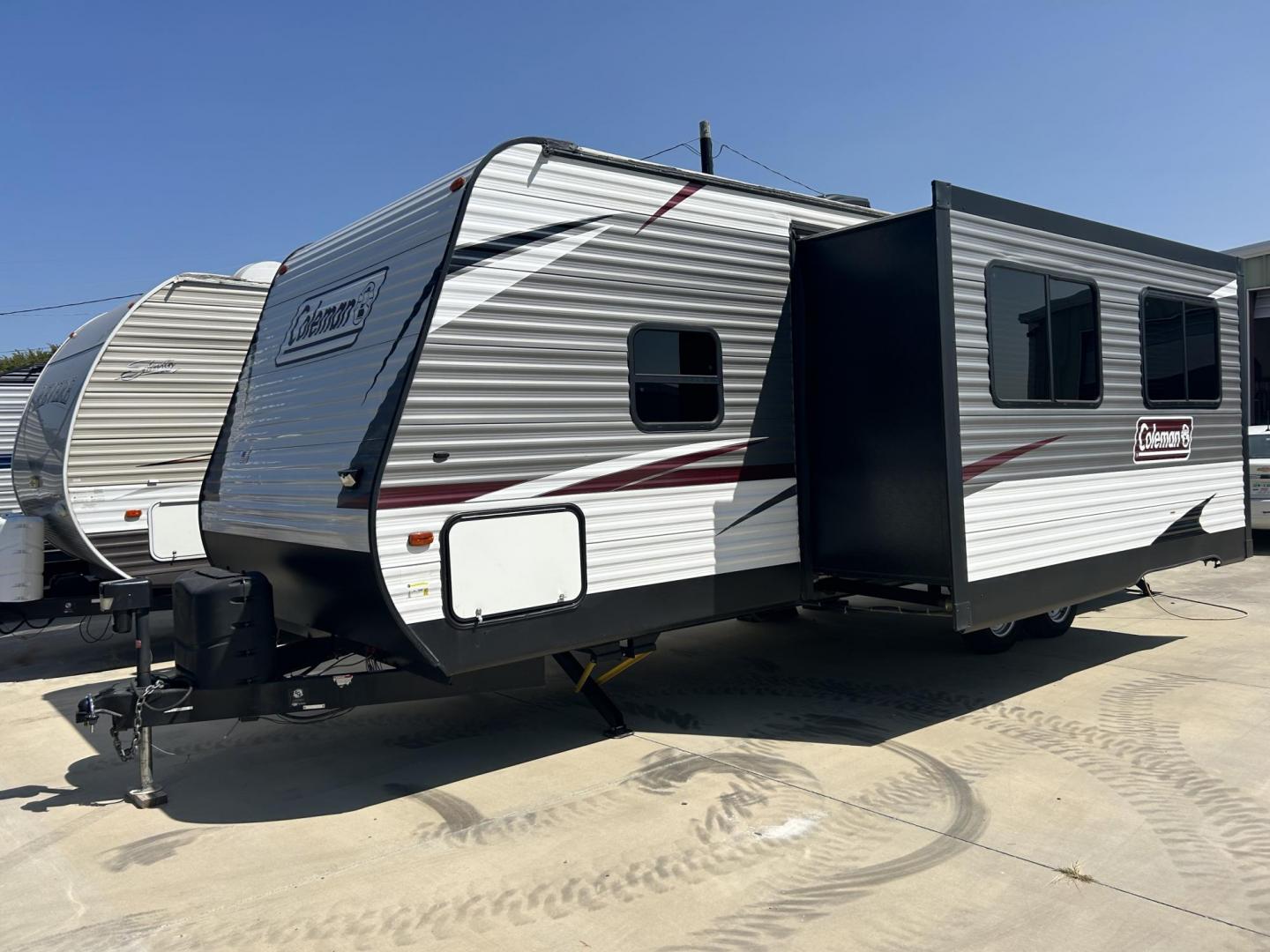 2019 Silver /TAN Keystone Unknown 262BH (4YDT26229KH) , located at 17760 Hwy 62, Morris, OK, 74445, 35.609104, -95.877060 - WE HAVE THE PERFECT CAMPER FOR YOU AND YOUR FAMILY TO ENJOY THE OUTDOORS, A 2019 OVERALL 30FT COLEMAN LANTERN. IN THE FRONT OF THE CAMPER YOU HAVE QUEEN SIZE BED WITH OVER HEAD STORAGE, SHIRT CLOSETS, IN THE MIDDLE YOU HAVE A LEATHER SOFA THAT FOLDS DOWN FOR ADDITIONAL SLEEPING, BOOTH STYLE DINETT - Photo#7