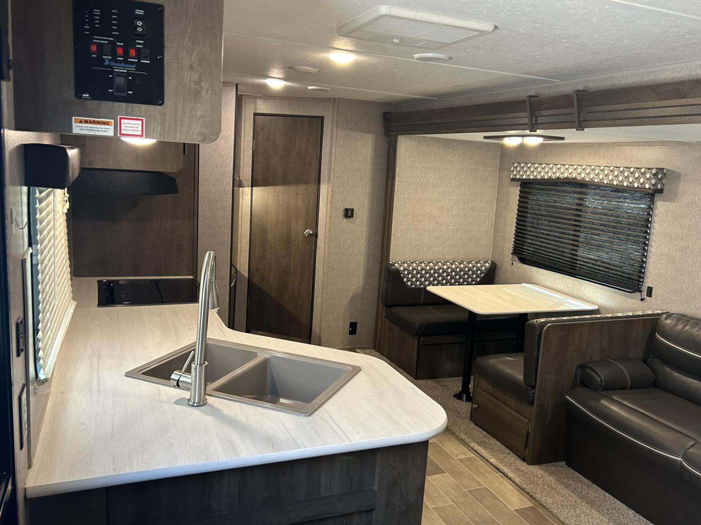 2019 Silver /TAN Keystone Unknown 262BH (4YDT26229KH) , located at 17760 Hwy 62, Morris, OK, 74445, 35.609104, -95.877060 - WE HAVE THE PERFECT CAMPER FOR YOU AND YOUR FAMILY TO ENJOY THE OUTDOORS, A 2019 OVERALL 30FT COLEMAN LANTERN. IN THE FRONT OF THE CAMPER YOU HAVE QUEEN SIZE BED WITH OVER HEAD STORAGE, SHIRT CLOSETS, IN THE MIDDLE YOU HAVE A LEATHER SOFA THAT FOLDS DOWN FOR ADDITIONAL SLEEPING, BOOTH STYLE DINETT - Photo#8