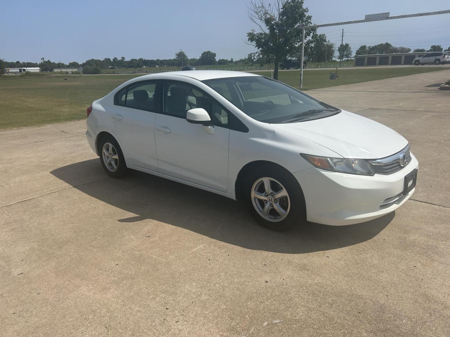 2012 White /Gray Honda Civic CNG Sedan 5-Speed AT (19XFB5F53CE) with an 1.8L L4 SOHC 16V CNG engine, 5-Speed Automatic transmission, located at 17760 Hwy 62, Morris, OK, 74445, (918) 733-4887, 35.609104, -95.877060 - 2012 HONDA CIVIC DEDICATED CNG (COMPRESSED NATURAL GAS) HAS A 1.8L 4 CYLINDER ENGINE AND IS 2WD FEATURES KEYLESS ENTRY, MANUAL SEATS, CLOTH INTERIOR, AM/FM RADIO WITH CD PLAYER, AUXILIARY PORT, USB PORT, POWER WINDOWS, POWER LOCKS, POWER MIRROR, MULTI FUNCTION STEERING WHEEL, HAND FREE CALLING, CRUI - Photo#1