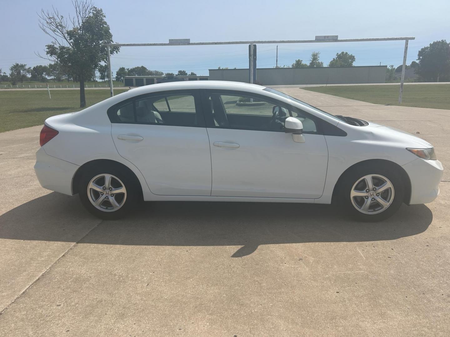 2012 White /Gray Honda Civic CNG Sedan 5-Speed AT (19XFB5F53CE) with an 1.8L L4 SOHC 16V CNG engine, 5-Speed Automatic transmission, located at 17760 Hwy 62, Morris, OK, 74445, (918) 733-4887, 35.609104, -95.877060 - 2012 HONDA CIVIC DEDICATED CNG (COMPRESSED NATURAL GAS) HAS A 1.8L 4 CYLINDER ENGINE AND IS 2WD FEATURES KEYLESS ENTRY, MANUAL SEATS, CLOTH INTERIOR, AM/FM RADIO WITH CD PLAYER, AUXILIARY PORT, USB PORT, POWER WINDOWS, POWER LOCKS, POWER MIRROR, MULTI FUNCTION STEERING WHEEL, HAND FREE CALLING, CRUI - Photo#2