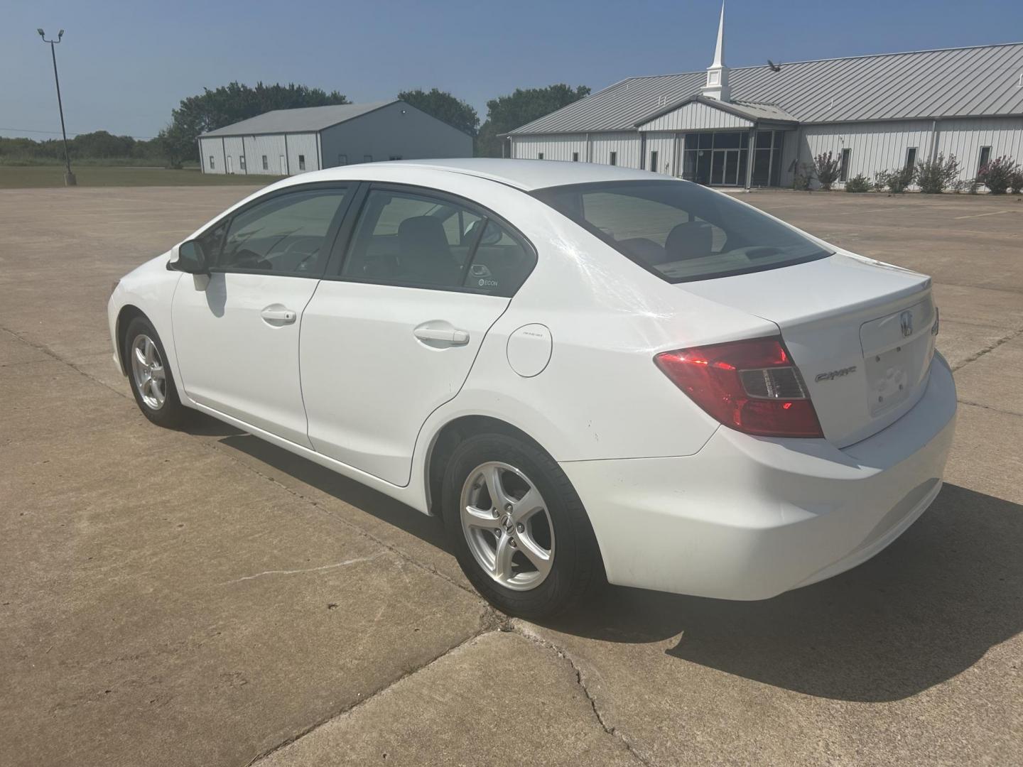 2012 White /Gray Honda Civic CNG Sedan 5-Speed AT (19XFB5F53CE) with an 1.8L L4 SOHC 16V CNG engine, 5-Speed Automatic transmission, located at 17760 Hwy 62, Morris, OK, 74445, (918) 733-4887, 35.609104, -95.877060 - 2012 HONDA CIVIC DEDICATED CNG (COMPRESSED NATURAL GAS) HAS A 1.8L 4 CYLINDER ENGINE AND IS 2WD FEATURES KEYLESS ENTRY, MANUAL SEATS, CLOTH INTERIOR, AM/FM RADIO WITH CD PLAYER, AUXILIARY PORT, USB PORT, POWER WINDOWS, POWER LOCKS, POWER MIRROR, MULTI FUNCTION STEERING WHEEL, HAND FREE CALLING, CRUI - Photo#5