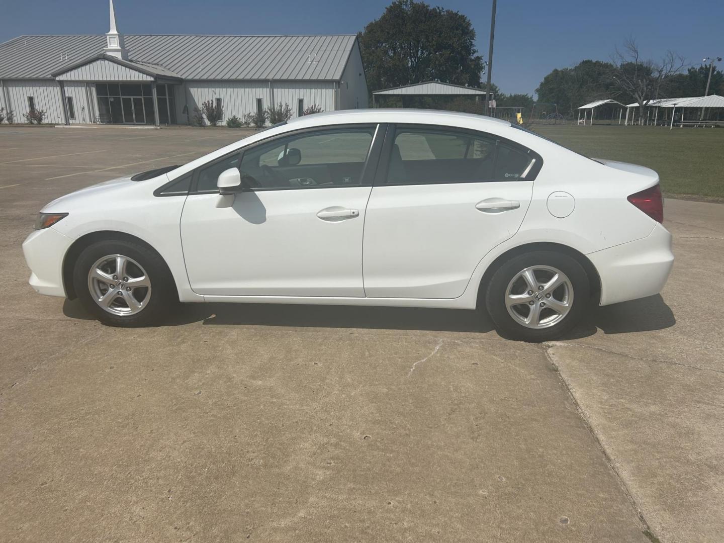 2012 White /Gray Honda Civic CNG Sedan 5-Speed AT (19XFB5F53CE) with an 1.8L L4 SOHC 16V CNG engine, 5-Speed Automatic transmission, located at 17760 Hwy 62, Morris, OK, 74445, (918) 733-4887, 35.609104, -95.877060 - 2012 HONDA CIVIC DEDICATED CNG (COMPRESSED NATURAL GAS) HAS A 1.8L 4 CYLINDER ENGINE AND IS 2WD FEATURES KEYLESS ENTRY, MANUAL SEATS, CLOTH INTERIOR, AM/FM RADIO WITH CD PLAYER, AUXILIARY PORT, USB PORT, POWER WINDOWS, POWER LOCKS, POWER MIRROR, MULTI FUNCTION STEERING WHEEL, HAND FREE CALLING, CRUI - Photo#6