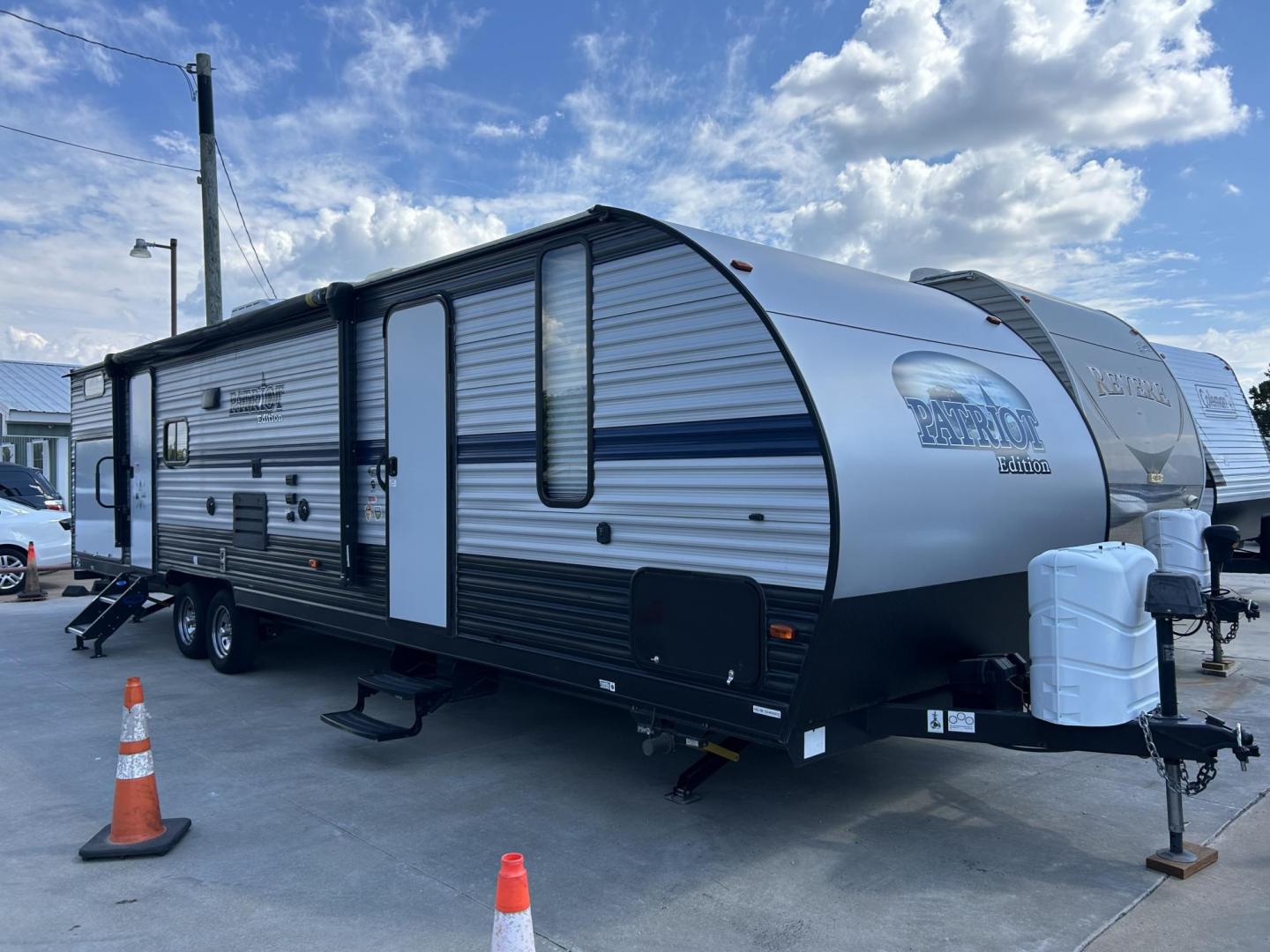 2020 GRAY /Gray Forest River PATRIOT 29TE (4X4TCKE28LX) , located at 17760 Hwy 62, Morris, OK, 74445, 35.609104, -95.877060 - HERE IS THE PERFECT FAMILY CAMPER FOR YOU AND YOUR FAMILY. A 2020 FOREST RIVER PATRIOT 36.5FT. IT FEATURES,1 SLIDE OUT, POWER ANWING 15FT, POWER STABILIZERS JACKS, 2 OUTSIDE STORAGE, OUTSIDE KITCHEN WITH A 2 BURNER STOVE, MINI FRIDGE, SINK WITH OVERHEAD STORAGE, HAS ICE MAKER, LEASH LATCH FOR ANIMAL - Photo#0