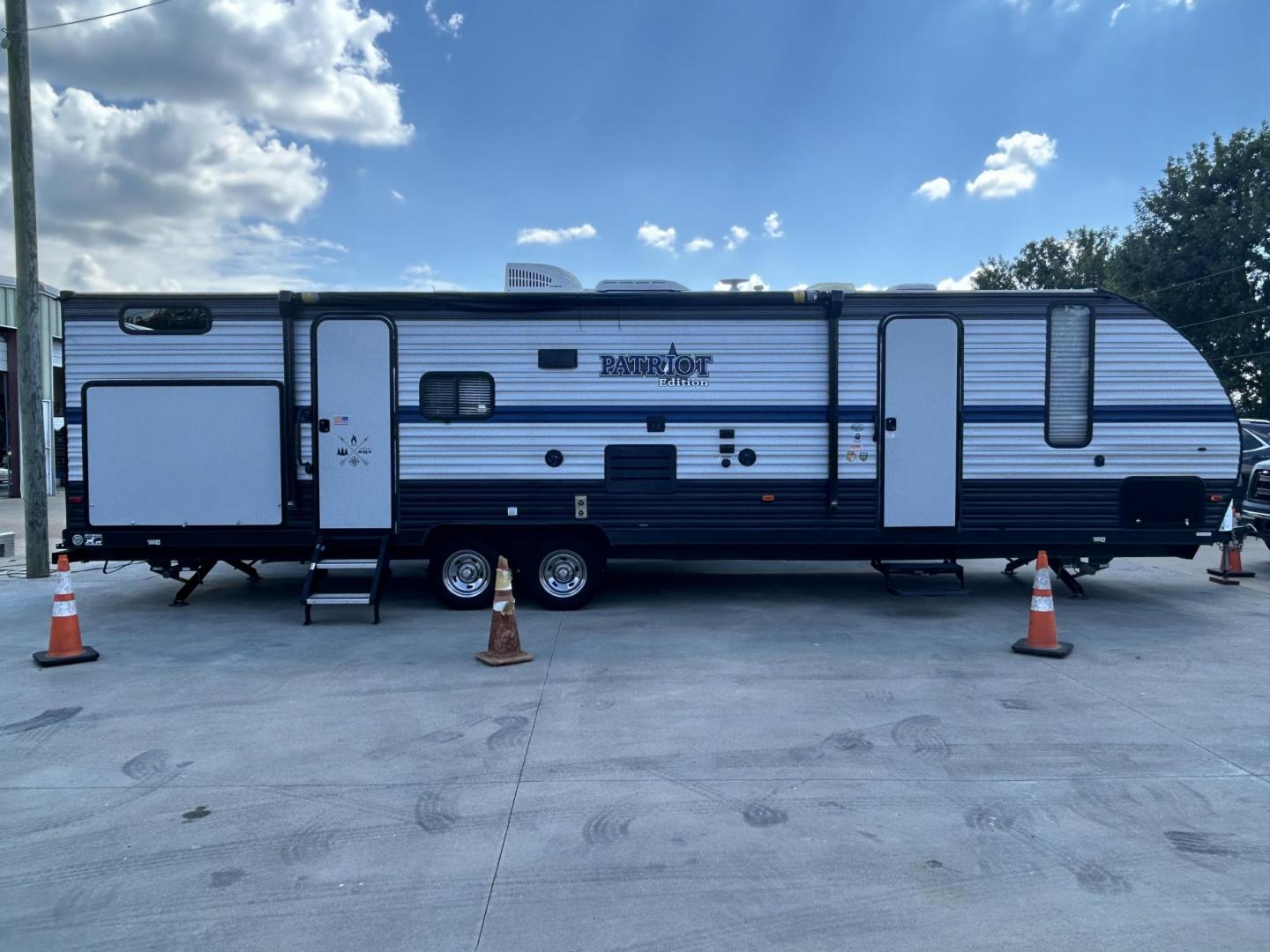 2020 GRAY /Gray Forest River PATRIOT 29TE (4X4TCKE28LX) , located at 17760 Hwy 62, Morris, OK, 74445, 35.609104, -95.877060 - HERE IS THE PERFECT FAMILY CAMPER FOR YOU AND YOUR FAMILY. A 2020 FOREST RIVER PATRIOT 36.5FT. IT FEATURES,1 SLIDE OUT, POWER ANWING 15FT, POWER STABILIZERS JACKS, 2 OUTSIDE STORAGE, OUTSIDE KITCHEN WITH A 2 BURNER STOVE, MINI FRIDGE, SINK WITH OVERHEAD STORAGE, HAS ICE MAKER, LEASH LATCH FOR ANIMAL - Photo#1