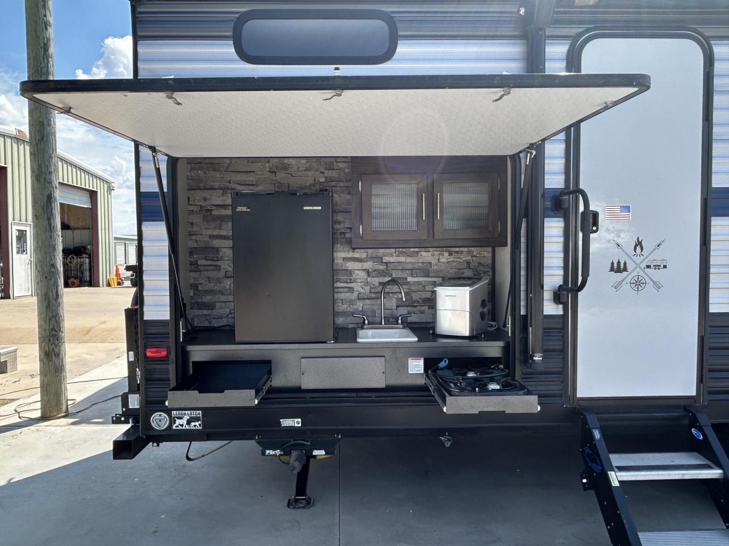 2020 GRAY /Gray Forest River PATRIOT 29TE (4X4TCKE28LX) , located at 17760 Hwy 62, Morris, OK, 74445, 35.609104, -95.877060 - HERE IS THE PERFECT FAMILY CAMPER FOR YOU AND YOUR FAMILY. A 2020 FOREST RIVER PATRIOT 36.5FT. IT FEATURES,1 SLIDE OUT, POWER ANWING 15FT, POWER STABILIZERS JACKS, 2 OUTSIDE STORAGE, OUTSIDE KITCHEN WITH A 2 BURNER STOVE, MINI FRIDGE, SINK WITH OVERHEAD STORAGE, HAS ICE MAKER, LEASH LATCH FOR ANIMAL - Photo#12