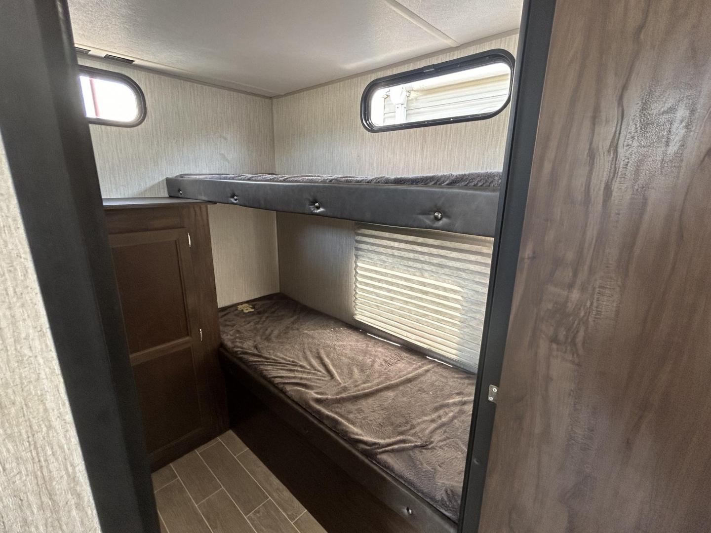 2020 GRAY /Gray Forest River PATRIOT 29TE (4X4TCKE28LX) , located at 17760 Hwy 62, Morris, OK, 74445, 35.609104, -95.877060 - HERE IS THE PERFECT FAMILY CAMPER FOR YOU AND YOUR FAMILY. A 2020 FOREST RIVER PATRIOT 36.5FT. IT FEATURES,1 SLIDE OUT, POWER ANWING 15FT, POWER STABILIZERS JACKS, 2 OUTSIDE STORAGE, OUTSIDE KITCHEN WITH A 2 BURNER STOVE, MINI FRIDGE, SINK WITH OVERHEAD STORAGE, HAS ICE MAKER, LEASH LATCH FOR ANIMAL - Photo#16