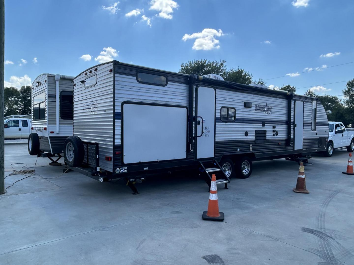 2020 GRAY /Gray Forest River PATRIOT 29TE (4X4TCKE28LX) , located at 17760 Hwy 62, Morris, OK, 74445, 35.609104, -95.877060 - HERE IS THE PERFECT FAMILY CAMPER FOR YOU AND YOUR FAMILY. A 2020 FOREST RIVER PATRIOT 36.5FT. IT FEATURES,1 SLIDE OUT, POWER ANWING 15FT, POWER STABILIZERS JACKS, 2 OUTSIDE STORAGE, OUTSIDE KITCHEN WITH A 2 BURNER STOVE, MINI FRIDGE, SINK WITH OVERHEAD STORAGE, HAS ICE MAKER, LEASH LATCH FOR ANIMAL - Photo#2