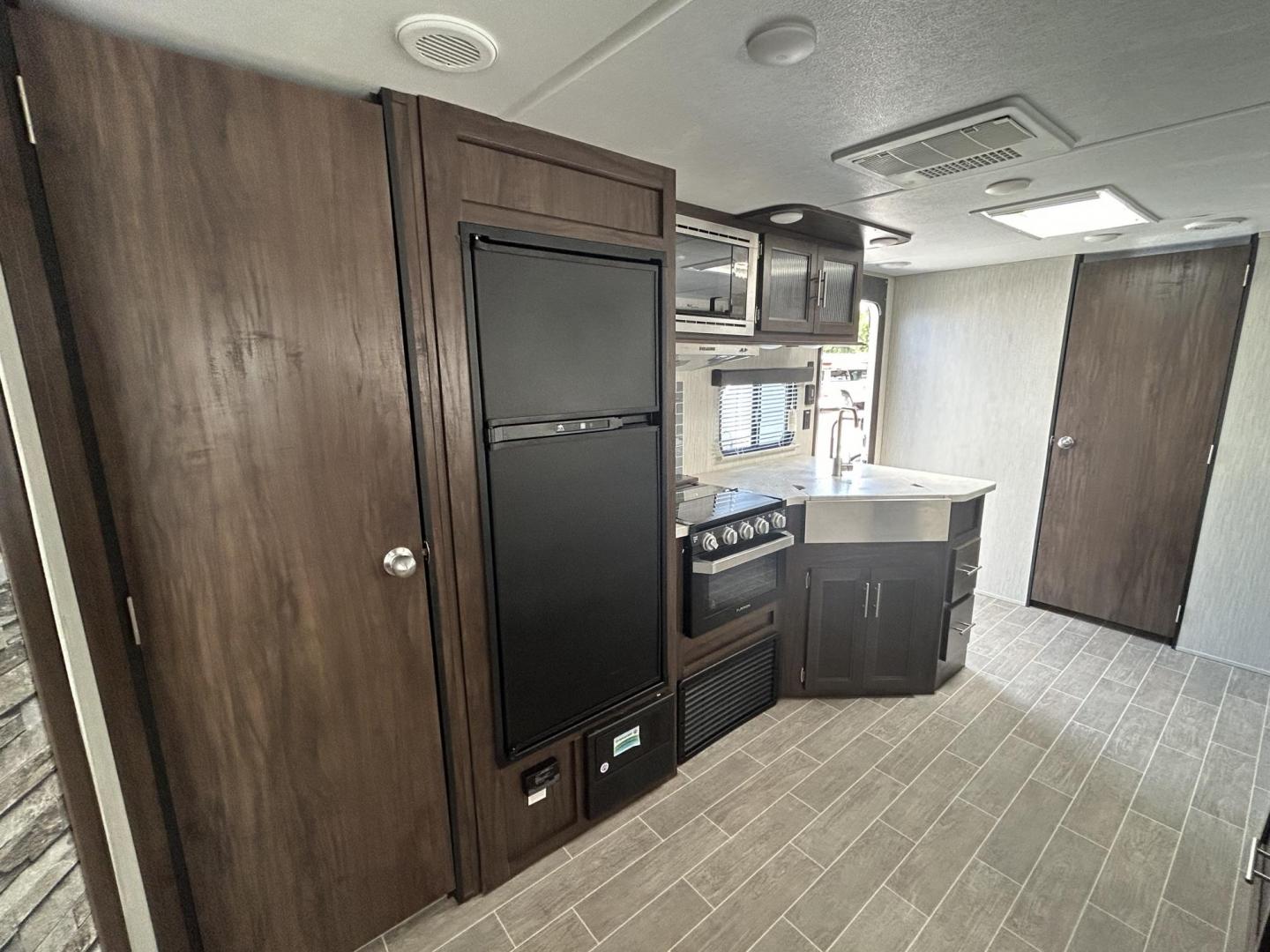 2020 GRAY /Gray Forest River PATRIOT 29TE (4X4TCKE28LX) , located at 17760 Hwy 62, Morris, OK, 74445, 35.609104, -95.877060 - HERE IS THE PERFECT FAMILY CAMPER FOR YOU AND YOUR FAMILY. A 2020 FOREST RIVER PATRIOT 36.5FT. IT FEATURES,1 SLIDE OUT, POWER ANWING 15FT, POWER STABILIZERS JACKS, 2 OUTSIDE STORAGE, OUTSIDE KITCHEN WITH A 2 BURNER STOVE, MINI FRIDGE, SINK WITH OVERHEAD STORAGE, HAS ICE MAKER, LEASH LATCH FOR ANIMAL - Photo#22