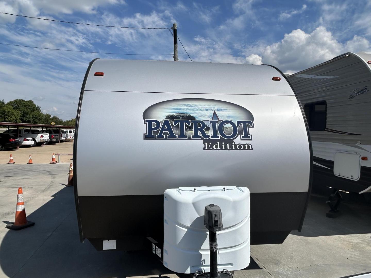 2020 GRAY /Gray Forest River PATRIOT 29TE (4X4TCKE28LX) , located at 17760 Hwy 62, Morris, OK, 74445, 35.609104, -95.877060 - HERE IS THE PERFECT FAMILY CAMPER FOR YOU AND YOUR FAMILY. A 2020 FOREST RIVER PATRIOT 36.5FT. IT FEATURES,1 SLIDE OUT, POWER ANWING 15FT, POWER STABILIZERS JACKS, 2 OUTSIDE STORAGE, OUTSIDE KITCHEN WITH A 2 BURNER STOVE, MINI FRIDGE, SINK WITH OVERHEAD STORAGE, HAS ICE MAKER, LEASH LATCH FOR ANIMAL - Photo#3