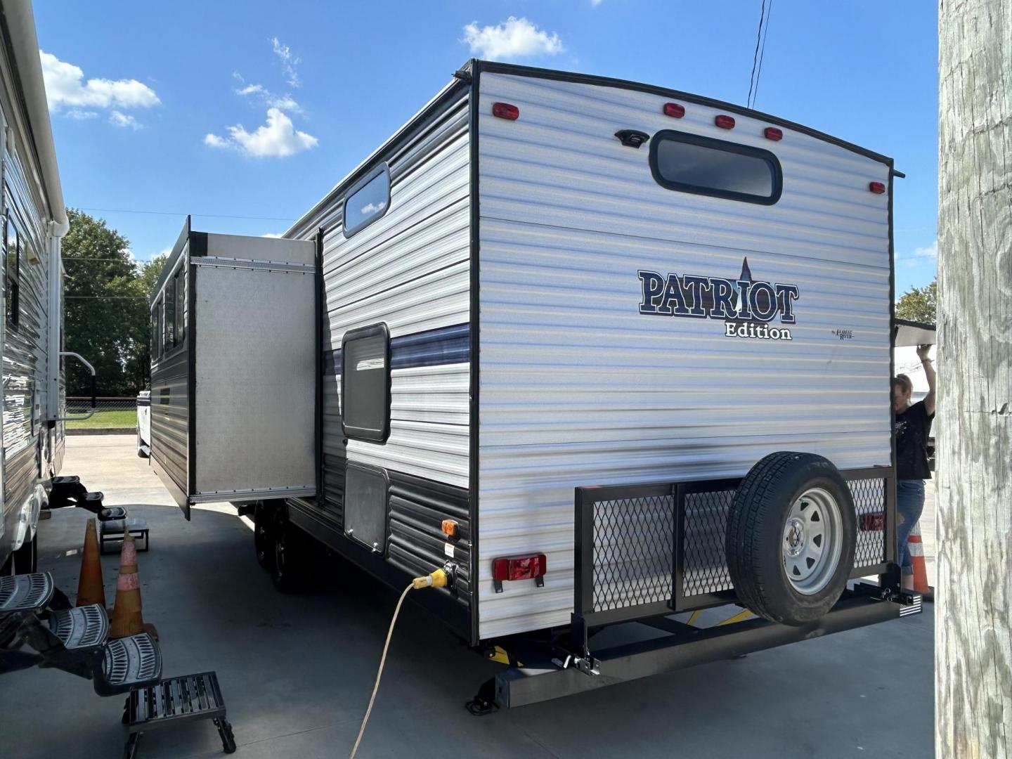 2020 GRAY /Gray Forest River PATRIOT 29TE (4X4TCKE28LX) , located at 17760 Hwy 62, Morris, OK, 74445, 35.609104, -95.877060 - HERE IS THE PERFECT FAMILY CAMPER FOR YOU AND YOUR FAMILY. A 2020 FOREST RIVER PATRIOT 36.5FT. IT FEATURES,1 SLIDE OUT, POWER ANWING 15FT, POWER STABILIZERS JACKS, 2 OUTSIDE STORAGE, OUTSIDE KITCHEN WITH A 2 BURNER STOVE, MINI FRIDGE, SINK WITH OVERHEAD STORAGE, HAS ICE MAKER, LEASH LATCH FOR ANIMAL - Photo#4