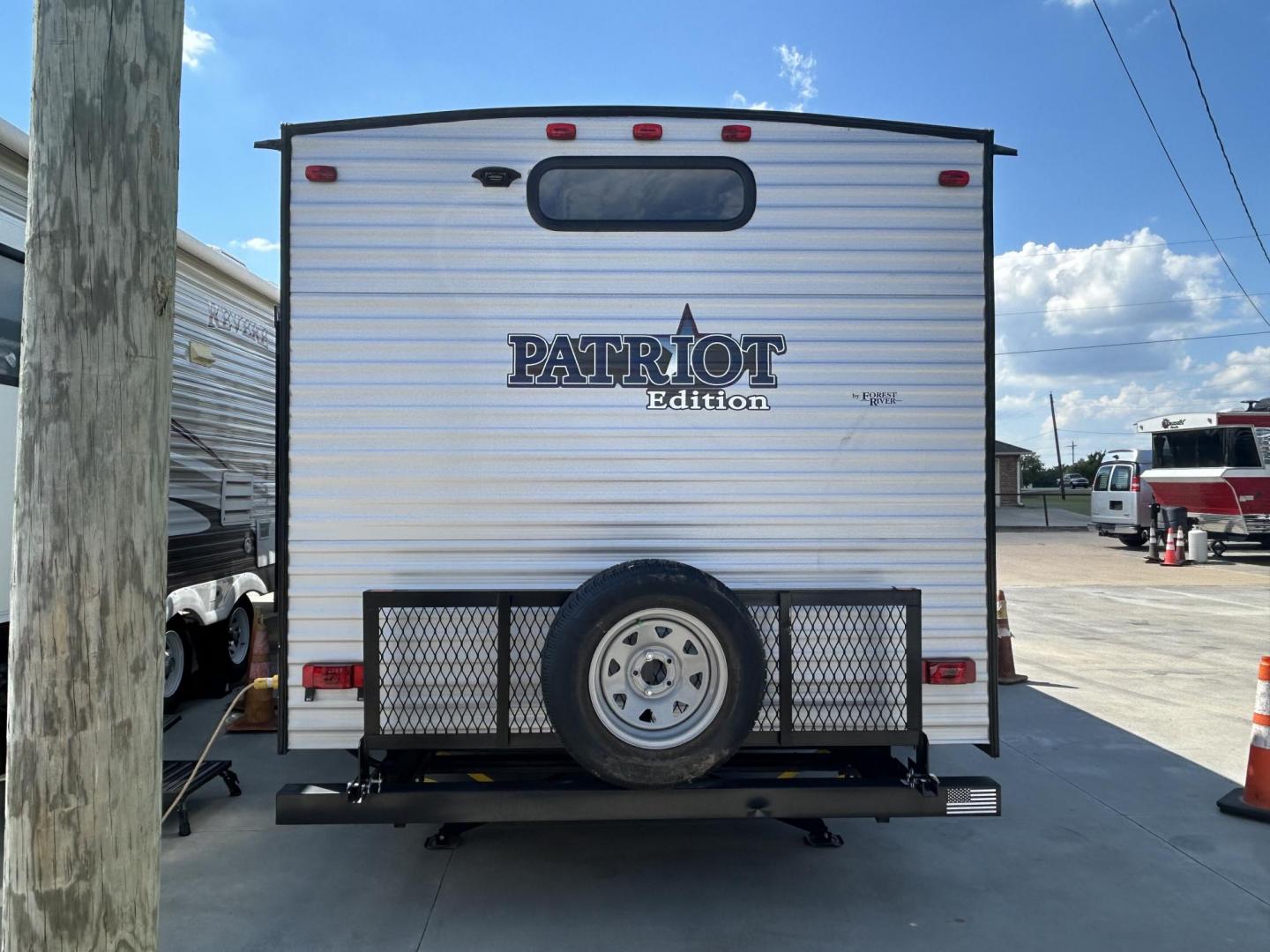 2020 GRAY /Gray Forest River PATRIOT 29TE (4X4TCKE28LX) , located at 17760 Hwy 62, Morris, OK, 74445, 35.609104, -95.877060 - HERE IS THE PERFECT FAMILY CAMPER FOR YOU AND YOUR FAMILY. A 2020 FOREST RIVER PATRIOT 36.5FT. IT FEATURES,1 SLIDE OUT, POWER ANWING 15FT, POWER STABILIZERS JACKS, 2 OUTSIDE STORAGE, OUTSIDE KITCHEN WITH A 2 BURNER STOVE, MINI FRIDGE, SINK WITH OVERHEAD STORAGE, HAS ICE MAKER, LEASH LATCH FOR ANIMAL - Photo#5