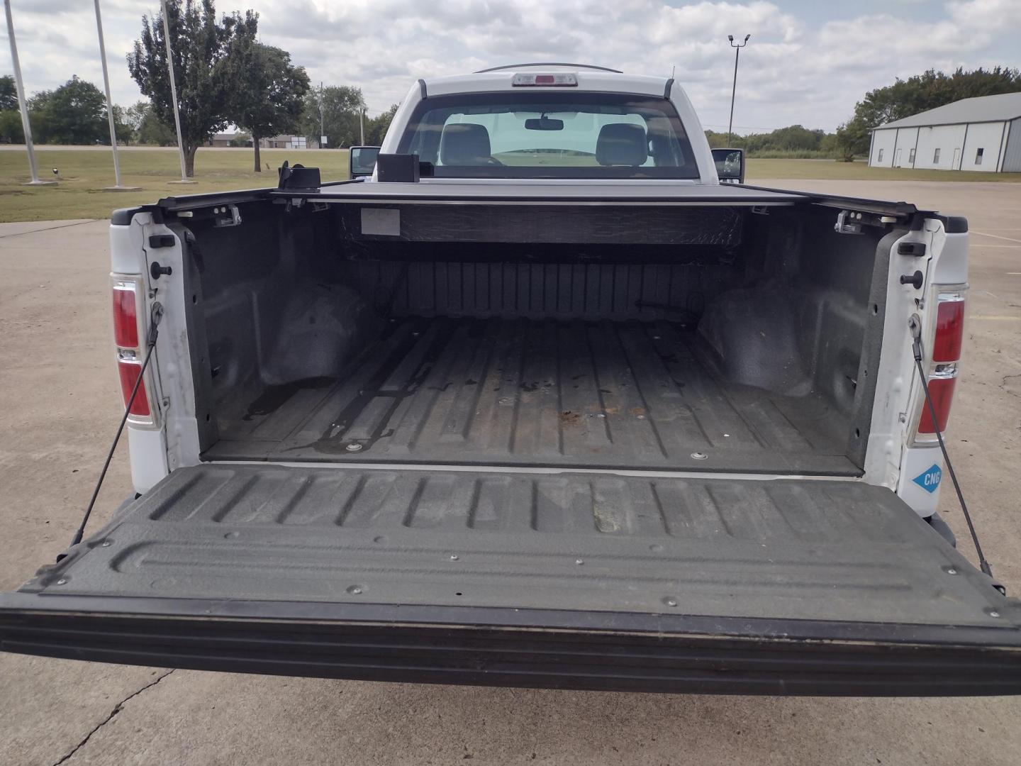 2014 White /Gray Ford F-150 (1FTMF1EM8EK) with an 3.7L V6 DOHC 24V engine, 6-Speed Automatic transmission, located at 17760 Hwy 62, Morris, OK, 74445, (918) 733-4887, 35.609104, -95.877060 - Photo#18