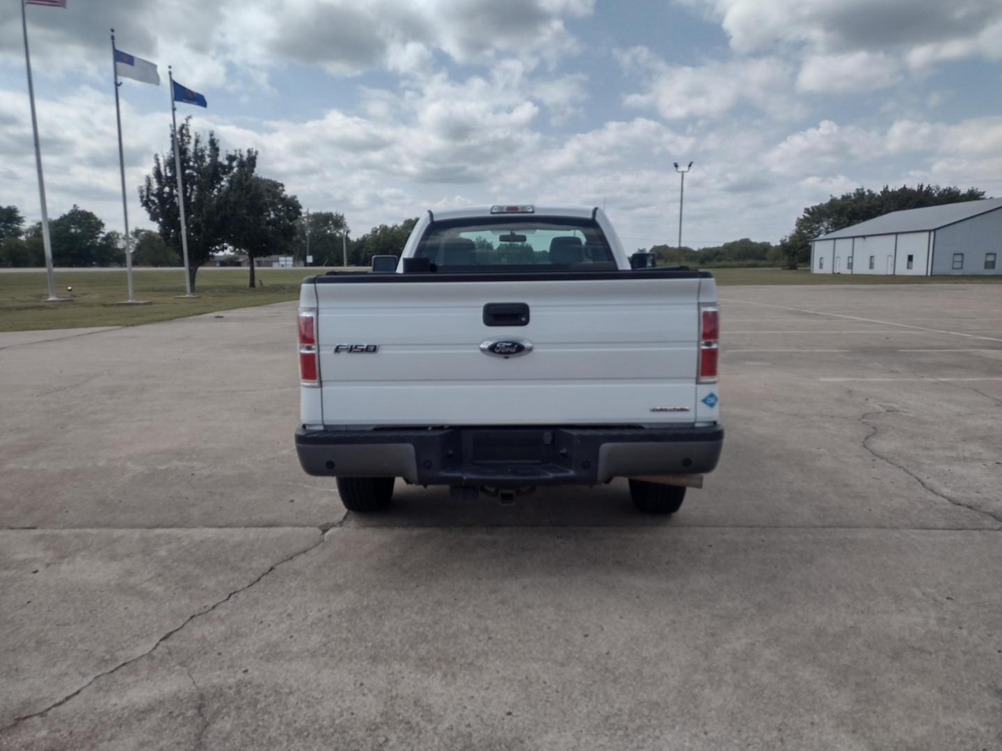 2014 White /Gray Ford F-150 (1FTMF1EM8EK) with an 3.7L V6 DOHC 24V engine, 6-Speed Automatic transmission, located at 17760 Hwy 62, Morris, OK, 74445, (918) 733-4887, 35.609104, -95.877060 - Photo#4