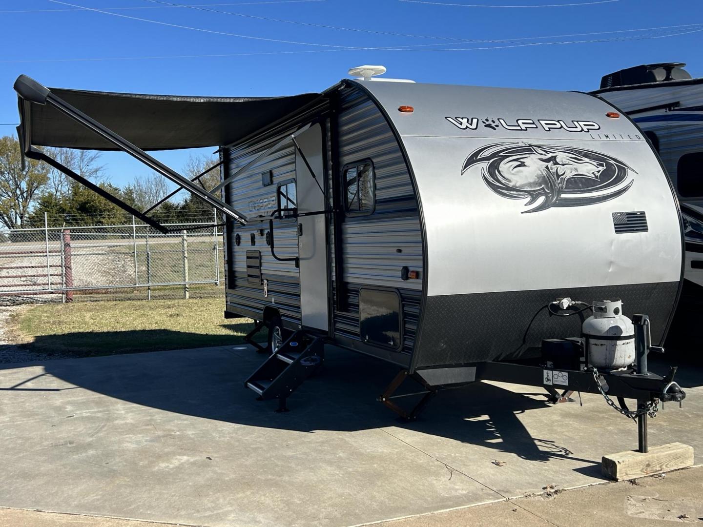 2019 Silver /TAN Forest River Cherokee 16BHS (5ZT2CKEC3KY) , located at 17760 Hwy 62, Morris, OK, 74445, 35.609104, -95.877060 - WE HAVE THE PREFECT GETAWAY CAMPER FOR YOU AND YOUR FAMILY. A 2019 FOREST RIVER WILDWOOD WOLFPUP OVERALL 22FT. IT FEATURES 10FT POWER AWNING, MANUAL JACKS, AMFM RADIO,OUTSIDE SHOWER, OUTSIDE STORAGEEMERGENCY DOOR. IN THE FRONT YOU HAVE A QUEEN SIZED BED WITH STORAGE UNDERNEATH, OVERHEAD STORAGE, IN - Photo#0