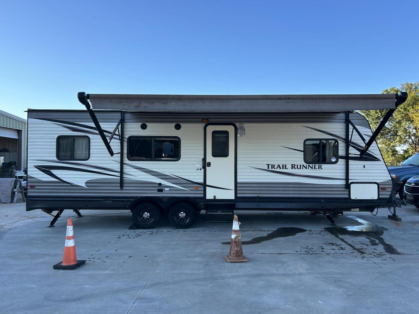 2017 White /TAN HEARTLAND TRAIL RUNNER TOY HAULER 26TH (5SFEB3027HE) , located at 17760 Hwy 62, Morris, OK, 74445, 35.609104, -95.877060 - WE HAVE THE PERFECT CAMPER FOR YOU TO CAMP AND HAUL YOUR TOYS IN. THIS IS A 2017 HEARTLAND TRAIL RUNNER OVERALL 30FT. IT FEATURES 17FT POWER AWNING, POWER JACK STABILIZERS, AMFM BLUETOOTH RADIO. IN THE FRONT YOU HAVE A QUEEN SIZED BED WITH STORAGE UNDERNEATH, OVERHEAD STORAGE, 2 WARDROBE CLOSETS, CO - Photo#0