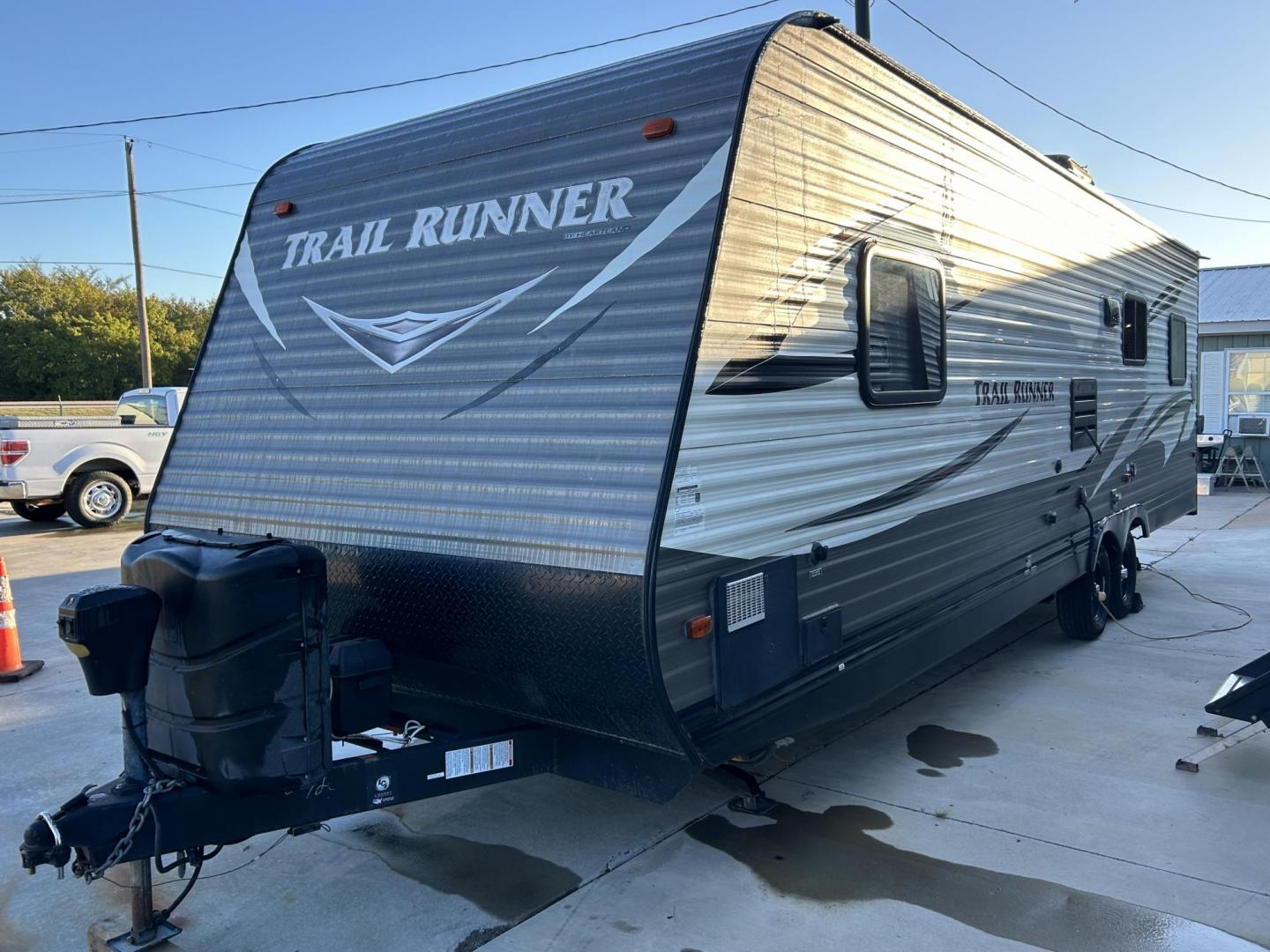 2017 White /TAN HEARTLAND TRAIL RUNNER TOY HAULER 26TH (5SFEB3027HE) , located at 17760 Hwy 62, Morris, OK, 74445, 35.609104, -95.877060 - WE HAVE THE PERFECT CAMPER FOR YOU TO CAMP AND HAUL YOUR TOYS IN. THIS IS A 2017 HEARTLAND TRAIL RUNNER OVERALL 30FT. IT FEATURES 17FT POWER AWNING, POWER JACK STABILIZERS, AMFM BLUETOOTH RADIO. IN THE FRONT YOU HAVE A QUEEN SIZED BED WITH STORAGE UNDERNEATH, OVERHEAD STORAGE, 2 WARDROBE CLOSETS, CO - Photo#5