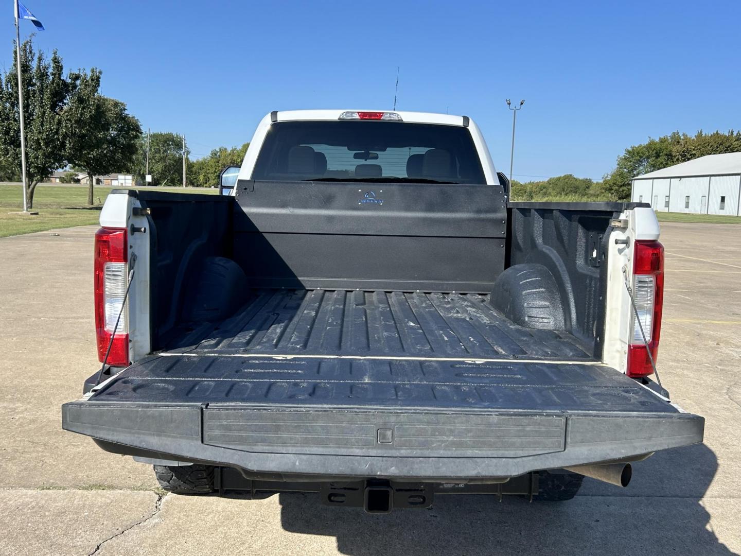 2018 White /Gray Ford F-250 SD XL SuperCab Long Bed 4WD (1FT7X2B60JE) with an 6.2L V8 OHV 16V engine, 6A transmission, located at 17760 Hwy 62, Morris, OK, 74445, (918) 733-4887, 35.609104, -95.877060 - 2018 FORD F250 SD XL IS A BI-FUEL SYSTEM THAT RUNS ON CNG OR GASOLINE. THIS F250 HAS 6.2L V8 ENGINE AND 4WD. IT FEATURES KEYLESS ENTRY, MANUAL SEATS, LEATHER INTERIOR, POWER WINDOWS, POWER LOCKS, POWER MIRRORS, TRACTION CONTROL, AM/FM RADIO WITH CD PLAYER, SIRIUS RADIO, USB PORT, HANDS FREE CALLING, - Photo#19