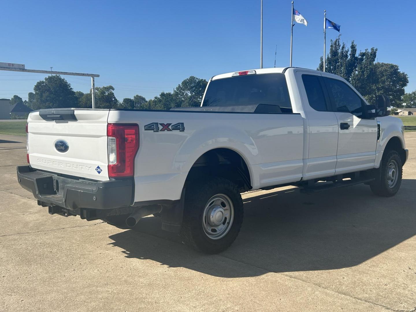 2018 White /Gray Ford F-250 SD XL SuperCab Long Bed 4WD (1FT7X2B60JE) with an 6.2L V8 OHV 16V engine, 6A transmission, located at 17760 Hwy 62, Morris, OK, 74445, (918) 733-4887, 35.609104, -95.877060 - 2018 FORD F250 SD XL IS A BI-FUEL SYSTEM THAT RUNS ON CNG OR GASOLINE. THIS F250 HAS 6.2L V8 ENGINE AND 4WD. IT FEATURES KEYLESS ENTRY, MANUAL SEATS, LEATHER INTERIOR, POWER WINDOWS, POWER LOCKS, POWER MIRRORS, TRACTION CONTROL, AM/FM RADIO WITH CD PLAYER, SIRIUS RADIO, USB PORT, HANDS FREE CALLING, - Photo#5