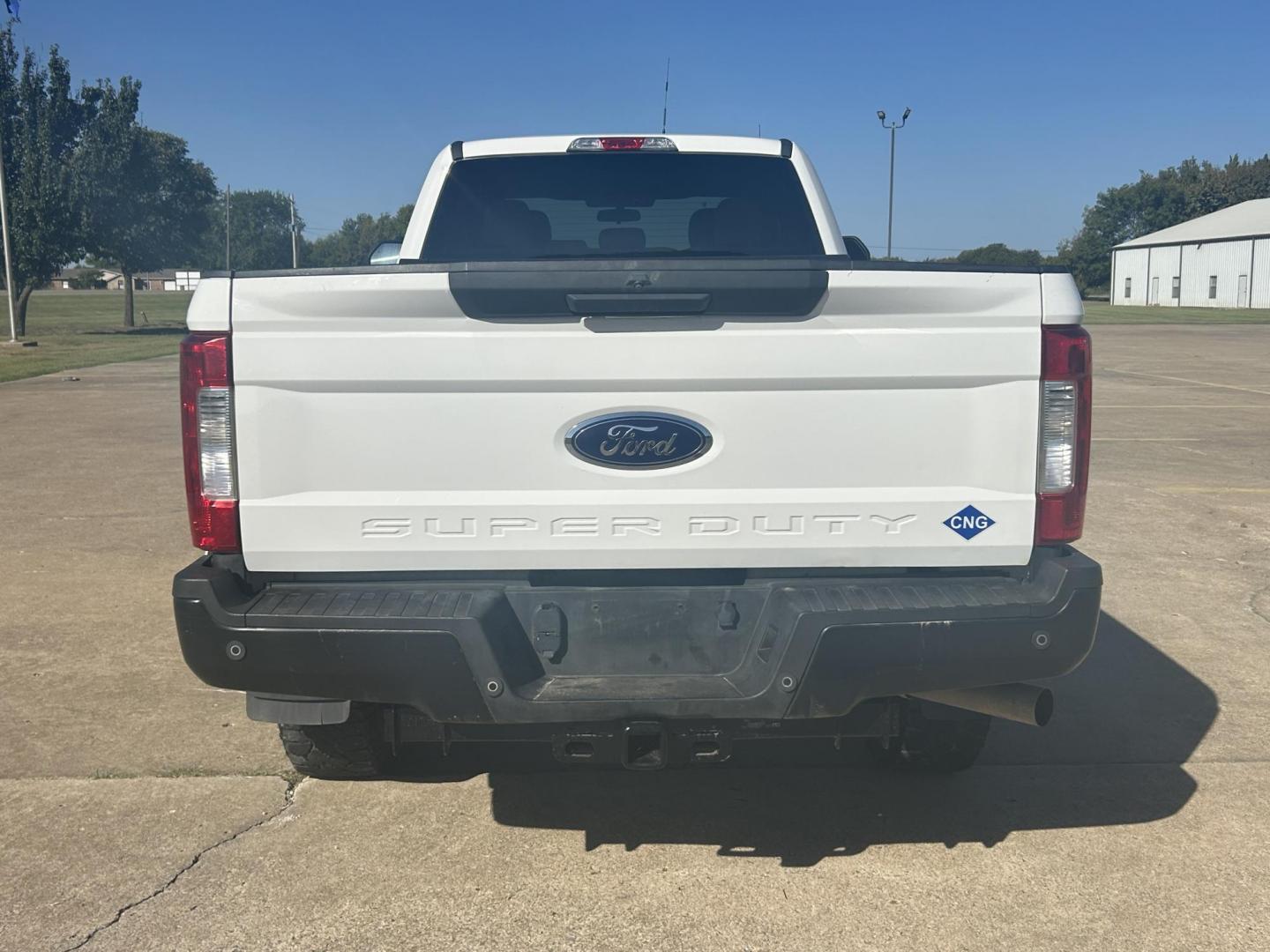 2018 White /Gray Ford F-250 SD XL SuperCab Long Bed 4WD (1FT7X2B60JE) with an 6.2L V8 OHV 16V engine, 6A transmission, located at 17760 Hwy 62, Morris, OK, 74445, (918) 733-4887, 35.609104, -95.877060 - 2018 FORD F250 SD XL IS A BI-FUEL SYSTEM THAT RUNS ON CNG OR GASOLINE. THIS F250 HAS 6.2L V8 ENGINE AND 4WD. IT FEATURES KEYLESS ENTRY, MANUAL SEATS, LEATHER INTERIOR, POWER WINDOWS, POWER LOCKS, POWER MIRRORS, TRACTION CONTROL, AM/FM RADIO WITH CD PLAYER, SIRIUS RADIO, USB PORT, HANDS FREE CALLING, - Photo#7