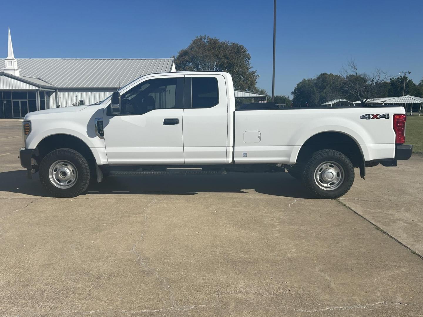 2018 White /Gray Ford F-250 SD XL SuperCab Long Bed 4WD (1FT7X2B60JE) with an 6.2L V8 OHV 16V engine, 6A transmission, located at 17760 Hwy 62, Morris, OK, 74445, (918) 733-4887, 35.609104, -95.877060 - 2018 FORD F250 SD XL IS A BI-FUEL SYSTEM THAT RUNS ON CNG OR GASOLINE. THIS F250 HAS 6.2L V8 ENGINE AND 4WD. IT FEATURES KEYLESS ENTRY, MANUAL SEATS, LEATHER INTERIOR, POWER WINDOWS, POWER LOCKS, POWER MIRRORS, TRACTION CONTROL, AM/FM RADIO WITH CD PLAYER, SIRIUS RADIO, USB PORT, HANDS FREE CALLING, - Photo#8