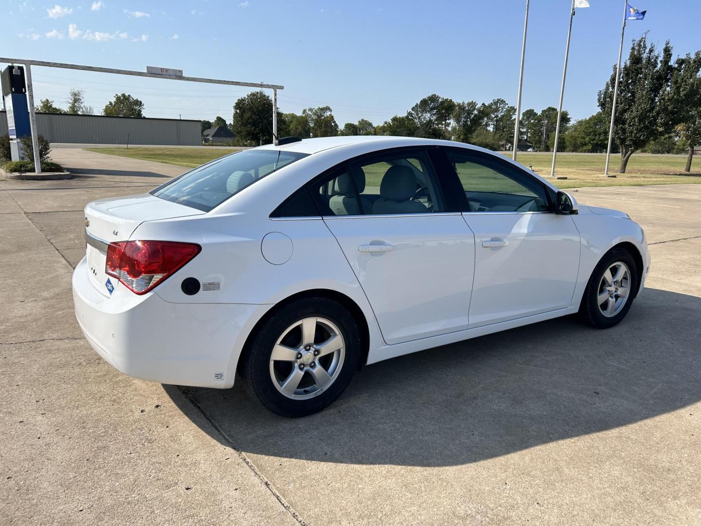 2015 White /Gray Chevrolet Cruze 1LT Auto (1G1PC5SB7F7) with an 1.4L L4 DOHC 16V TURBO engine, 6-Speed Automatic transmission, located at 17760 Hwy 62, Morris, OK, 74445, (918) 733-4887, 35.609104, -95.877060 - 2015 CHEVROLET CRUZE 1.4L L4 DOHC 16V TURBO FFV FWD, A BI-FUEL SYSTEM THAT RUNS ON CNG (COMPRESSED NATURAL GAS) OR GASOLINE. GREAT FOR YOUR EVERYDAY COMMUTE 42 MPG!!!!! THE CHEVROLET CRUZE FEATURES POWER LOCKS, POWER WINDOWS, POWER MIRRORS, MANUAL SEATS, CLOTH SEATS, AM/FM RADIO, CD PLAYER, ON STAR - Photo#3