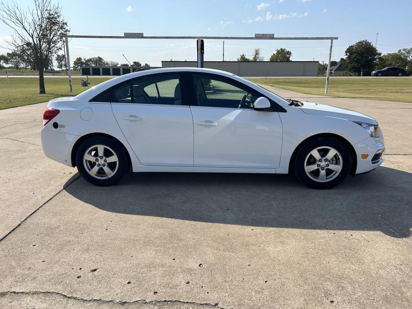 2015 White /Gray Chevrolet Cruze 1LT Auto (1G1PC5SB7F7) with an 1.4L L4 DOHC 16V TURBO engine, 6-Speed Automatic transmission, located at 17760 Hwy 62, Morris, OK, 74445, (918) 733-4887, 35.609104, -95.877060 - 2015 CHEVROLET CRUZE 1.4L L4 DOHC 16V TURBO FFV FWD, A BI-FUEL SYSTEM THAT RUNS ON CNG (COMPRESSED NATURAL GAS) OR GASOLINE. GREAT FOR YOUR EVERYDAY COMMUTE 42 MPG!!!!! THE CHEVROLET CRUZE FEATURES POWER LOCKS, POWER WINDOWS, POWER MIRRORS, MANUAL SEATS, CLOTH SEATS, AM/FM RADIO, CD PLAYER, ON STAR - Photo#4