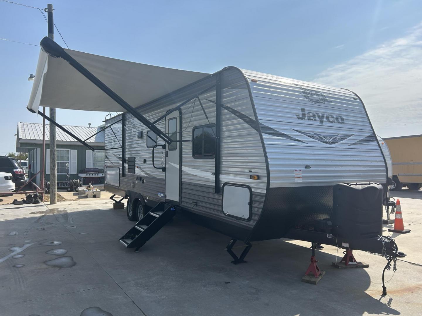 2021 Silver /Gray JAYCO JAY FLIGHT 267BHS (1UJBJ0BP5M1) , located at 17760 Hwy 62, Morris, OK, 74445, 35.609104, -95.877060 - WE HAVE A NICE FAMILY FRIENDLY CAMPER FOR YOU! IT'S PERFECT FOR A LAKE WEEKEND OR HUNTING TRIPS! THIS 2021 JAYCO JAY FLIGHT IS 30FT OVERALL. IN THE FRONT OF THE CAMPER YOU HAVE YOUR BEDROOM WITH QUEEN SIZE BED, OVERHEAD STORAGE WITH BLUE LED LIGHTS, STORAGE UNDERNEATH BED, 2 WARDROBE CLOSETS, IN THE - Photo#0