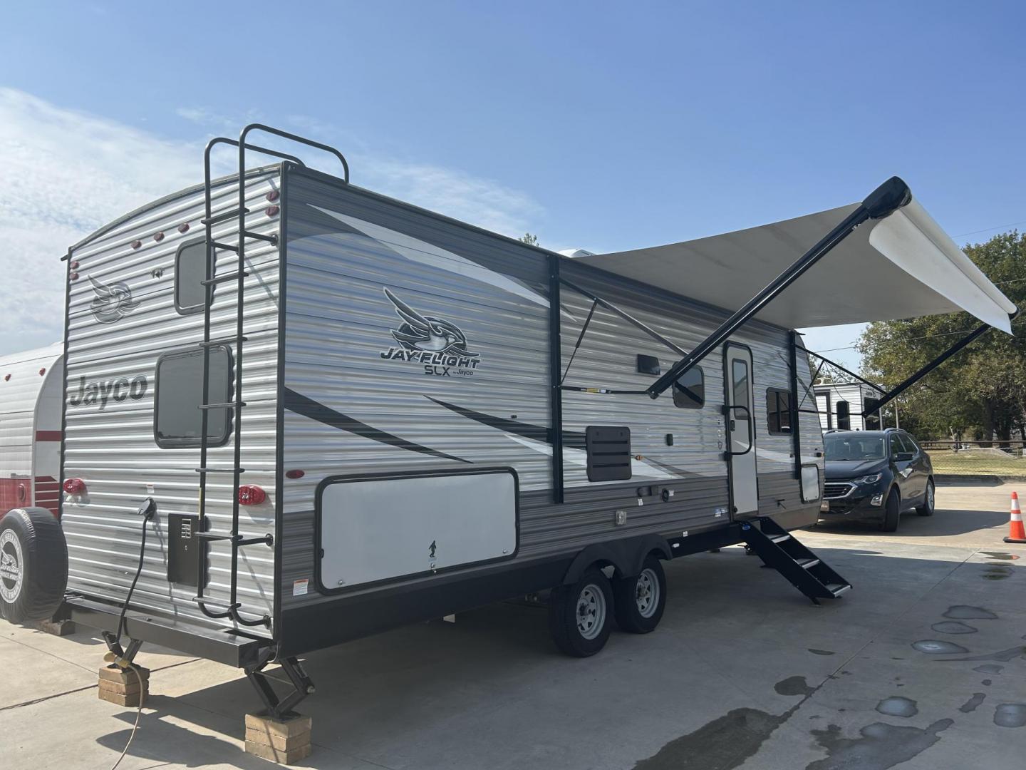 2021 Silver /Gray JAYCO JAY FLIGHT 267BHS (1UJBJ0BP5M1) , located at 17760 Hwy 62, Morris, OK, 74445, 35.609104, -95.877060 - Photo#2