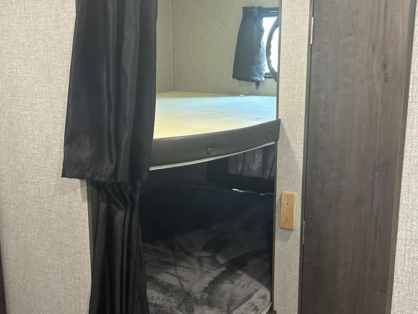 2021 Silver /Gray JAYCO JAY FLIGHT 267BHS (1UJBJ0BP5M1) , located at 17760 Hwy 62, Morris, OK, 74445, 35.609104, -95.877060 - Photo#22