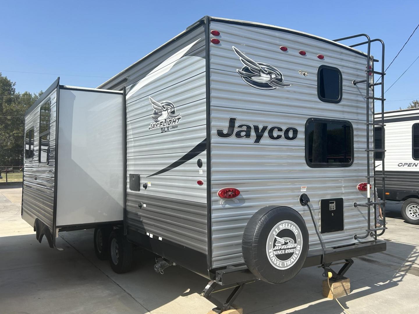 2021 Silver /Gray JAYCO JAY FLIGHT 267BHS (1UJBJ0BP5M1) , located at 17760 Hwy 62, Morris, OK, 74445, 35.609104, -95.877060 - Photo#4